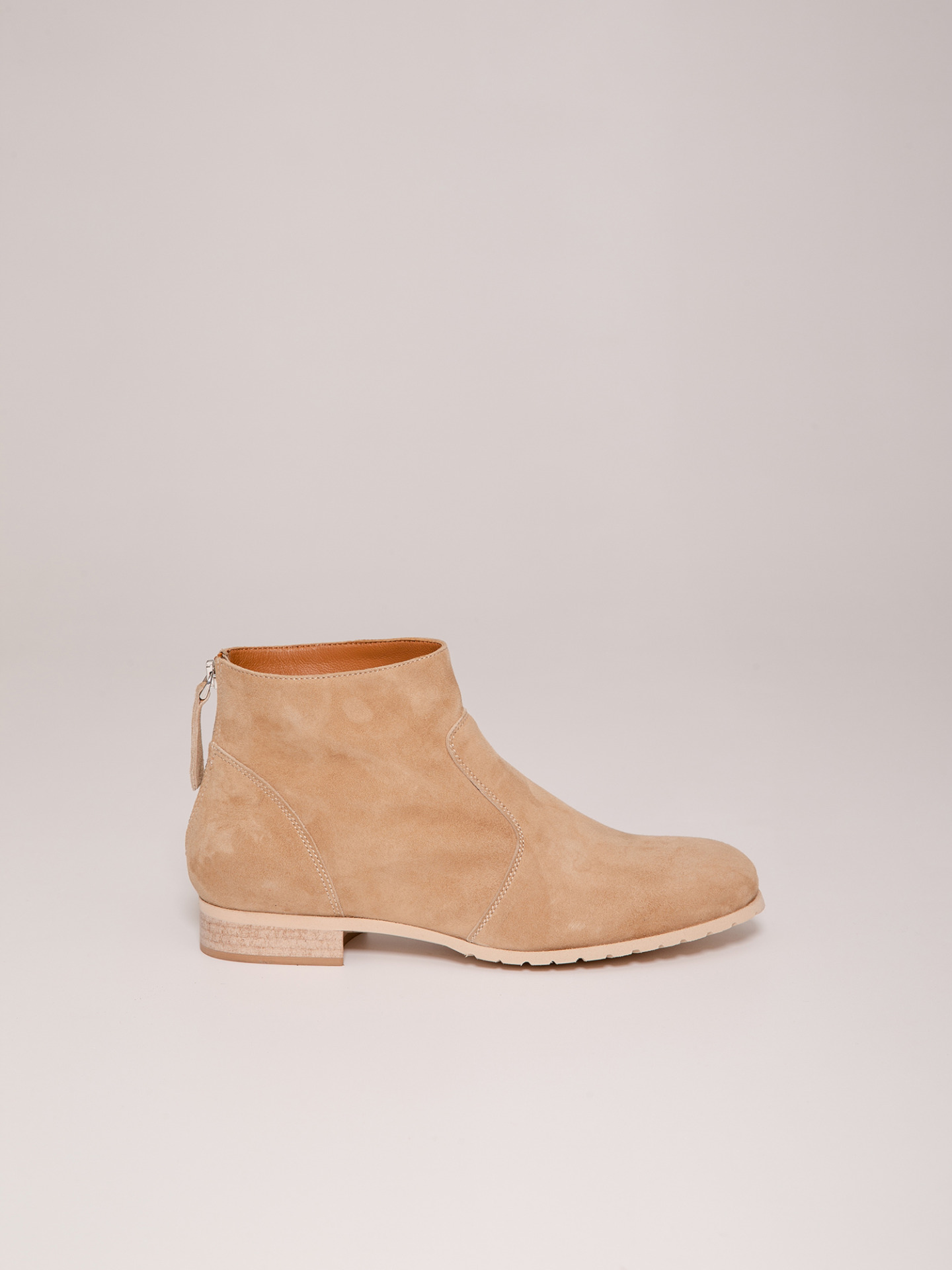 Detailansicht von Stiefelette aus Veloursleder von THEA MIKA