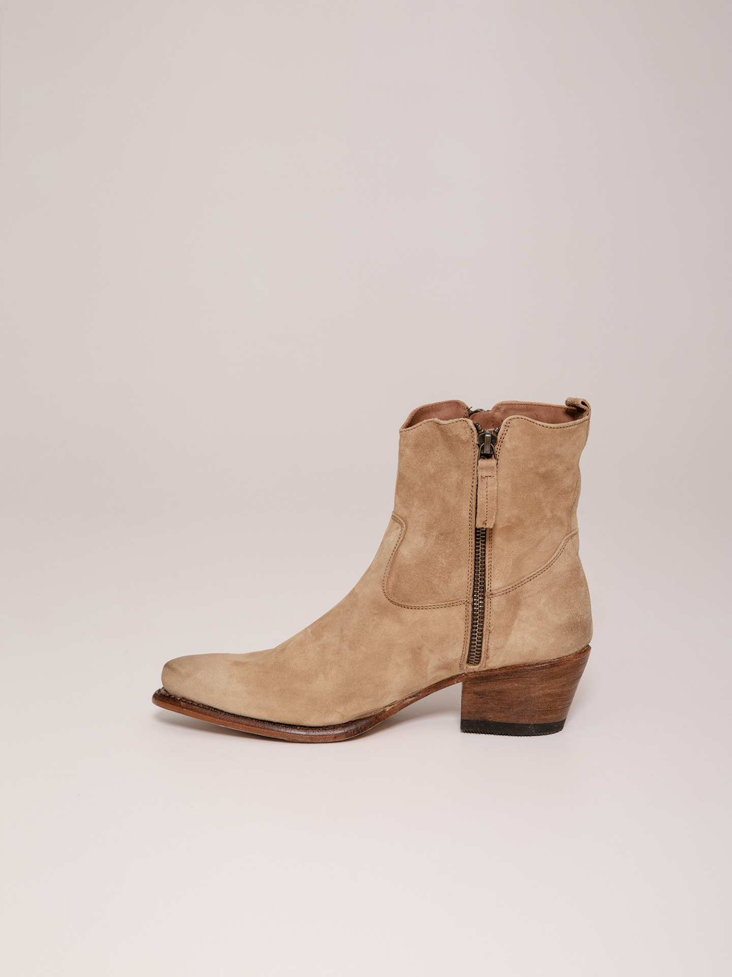 Detailansicht von Stiefelette aus Veloursleder von CORDWAINER