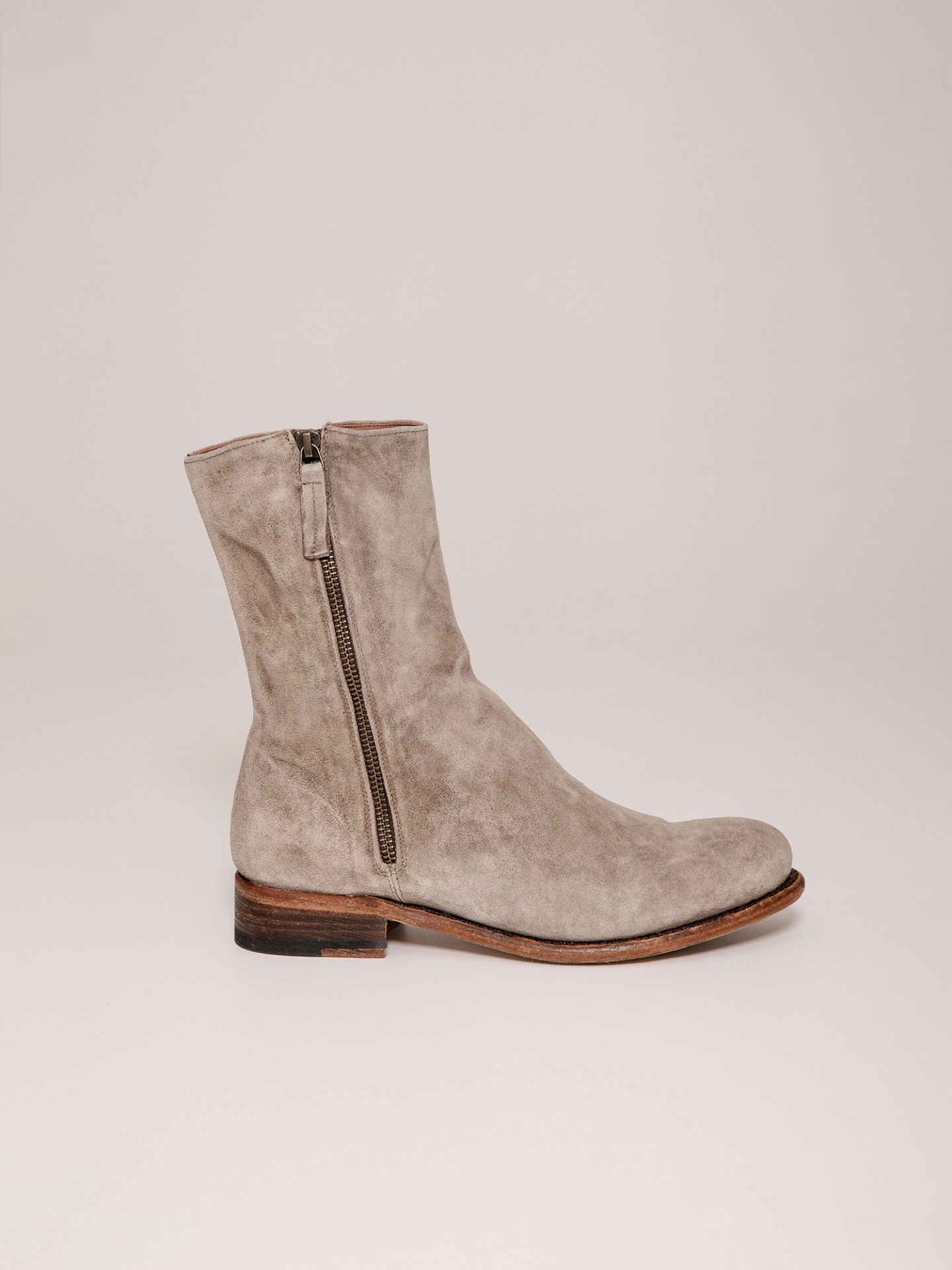 Detailansicht von Stiefelette aus Veloursleder von CORDWAINER