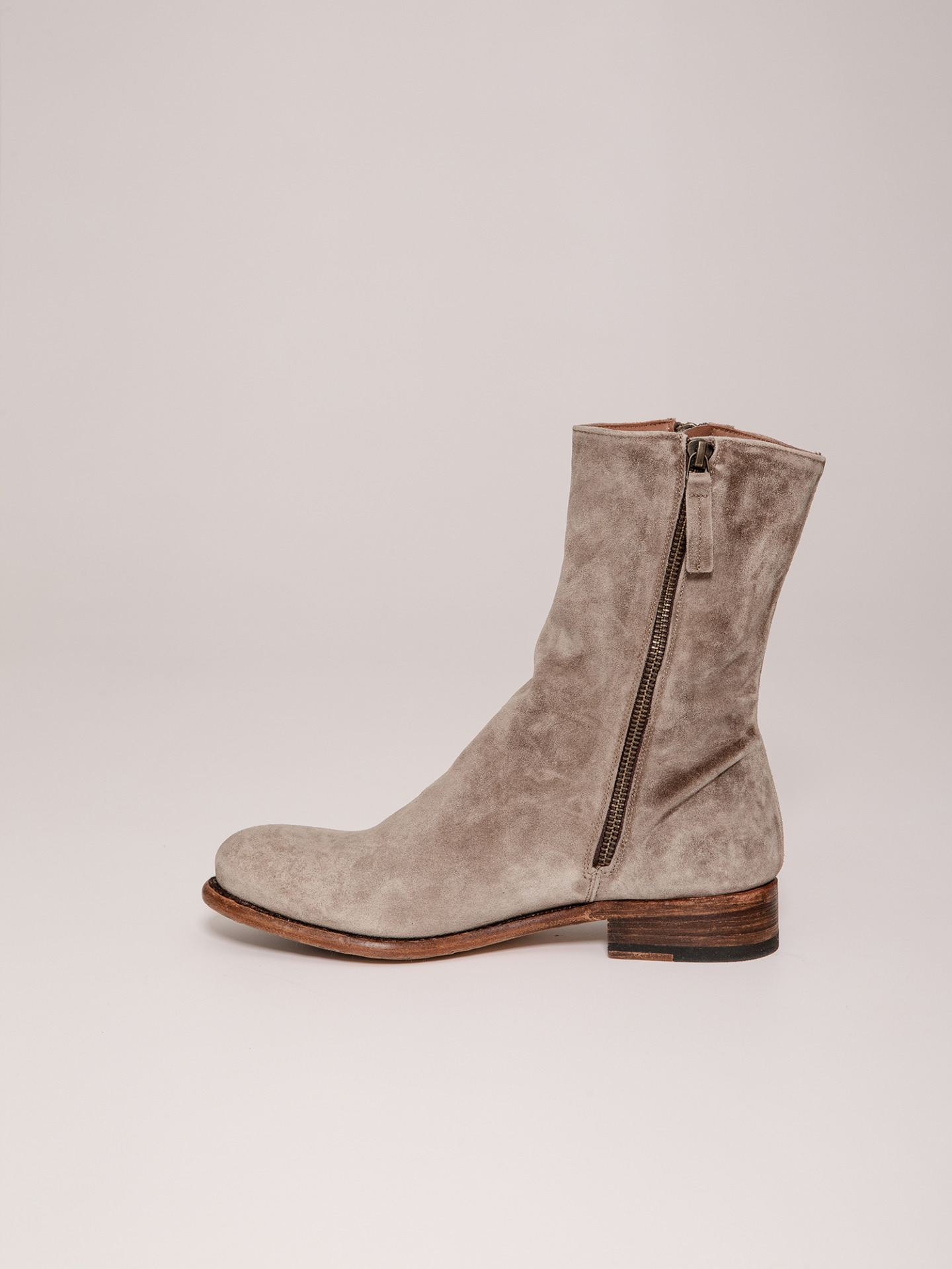 Detailansicht von Stiefelette aus Veloursleder von CORDWAINER