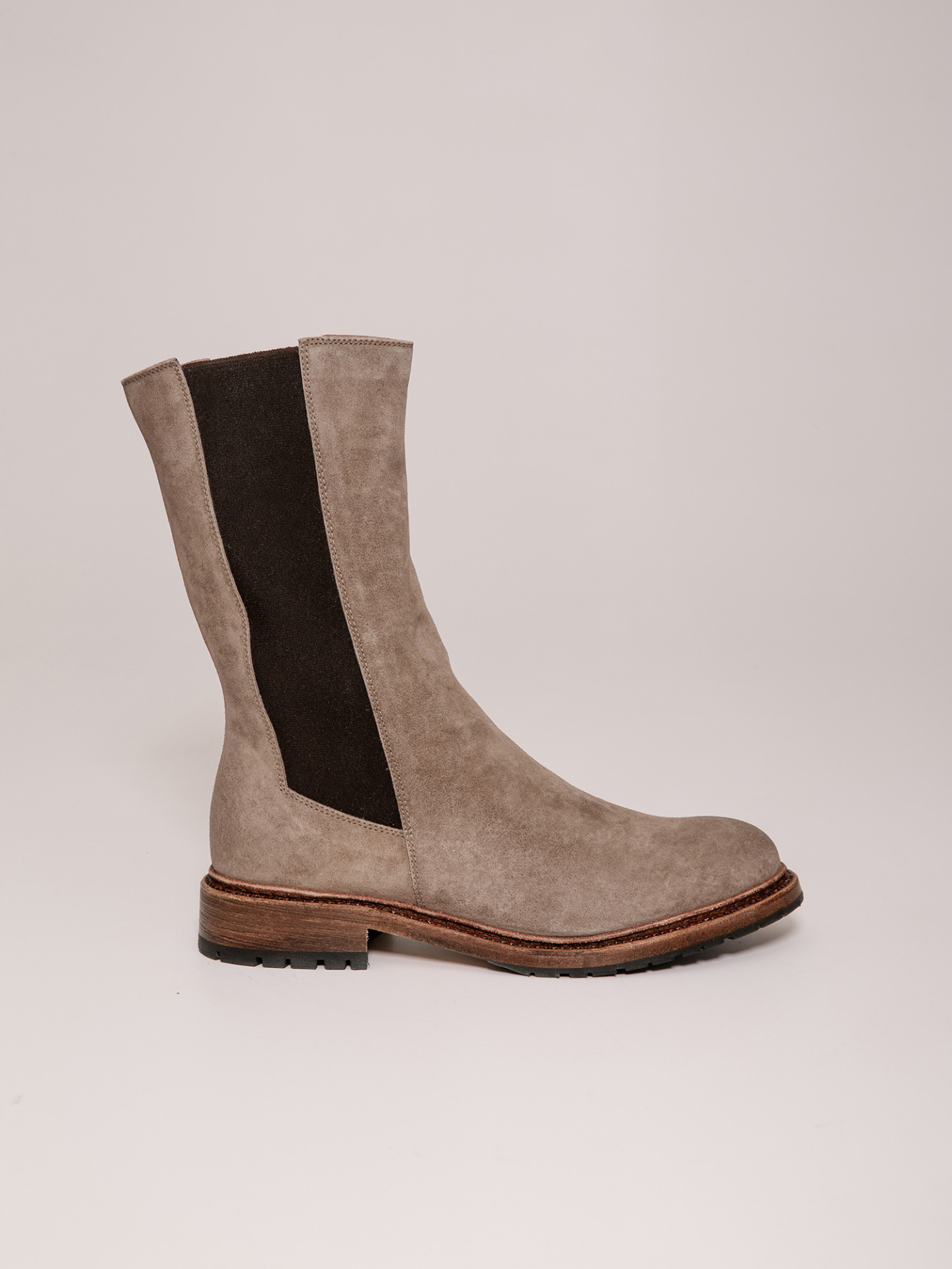 Detailansicht von Chelsea-Boots aus Veloursleder von CORDWAINER