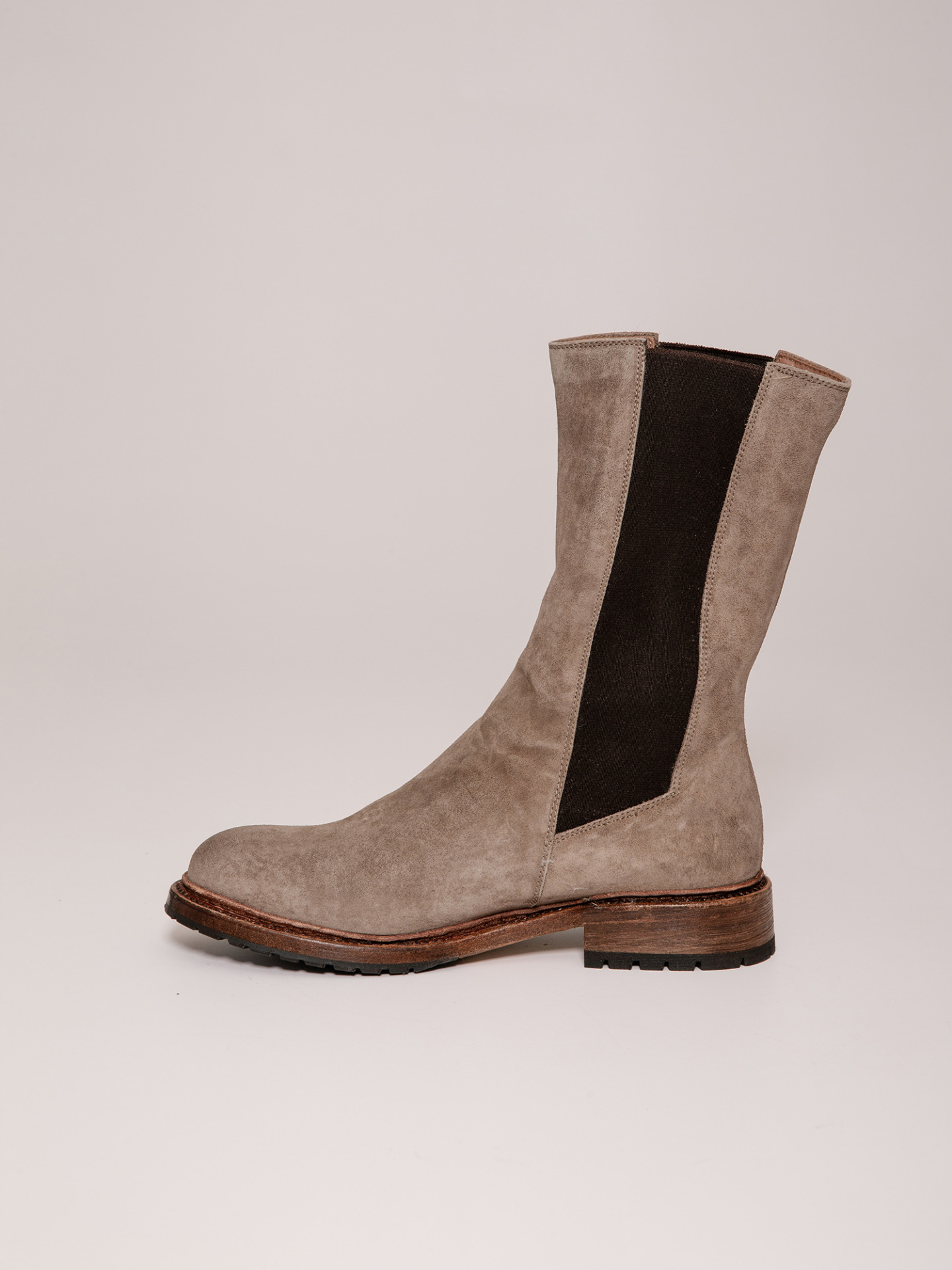 Detailansicht von Chelsea-Boots aus Veloursleder von CORDWAINER