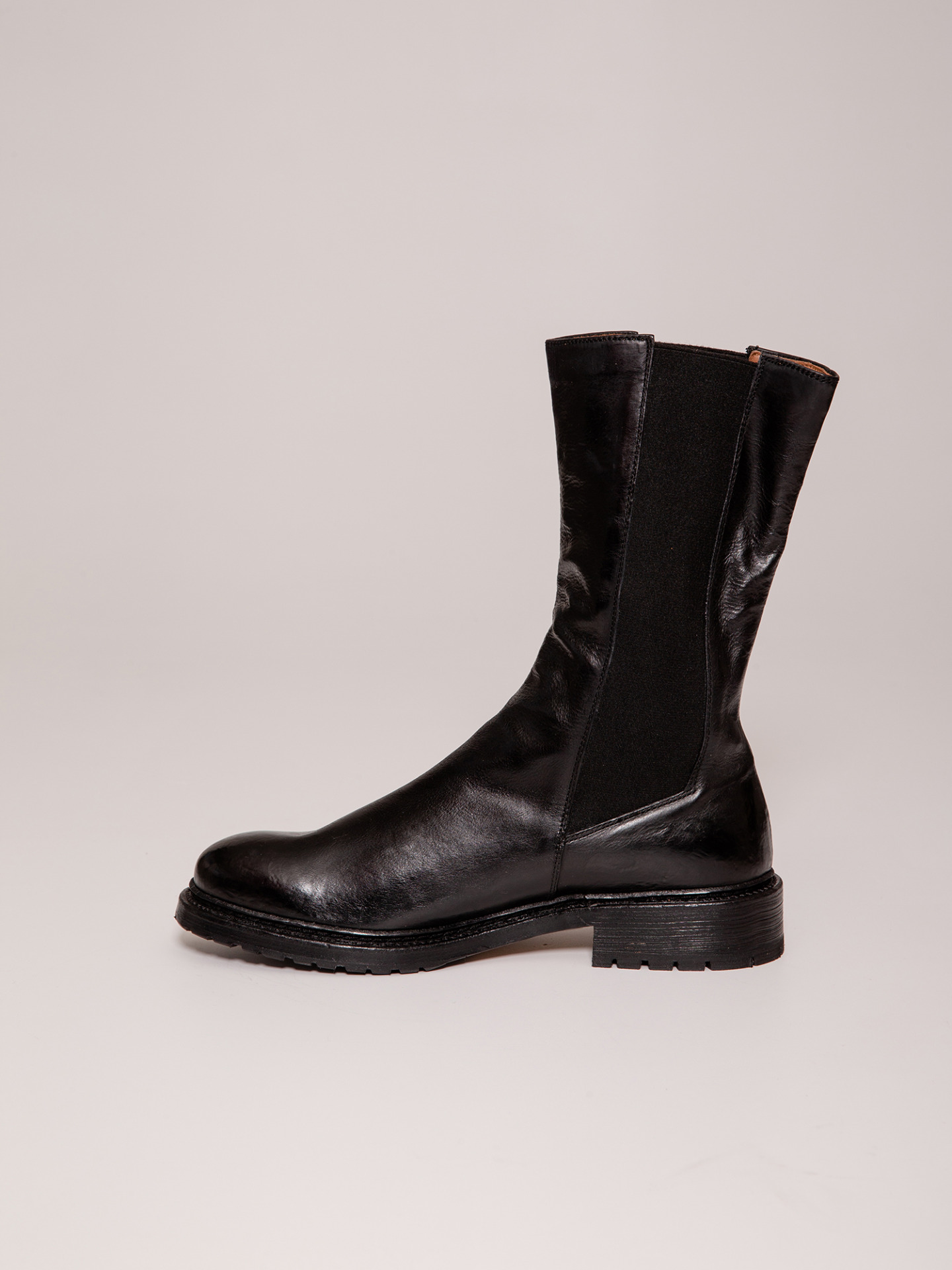 Detailansicht von Chelsea-Boots aus Leder von CORDWAINER