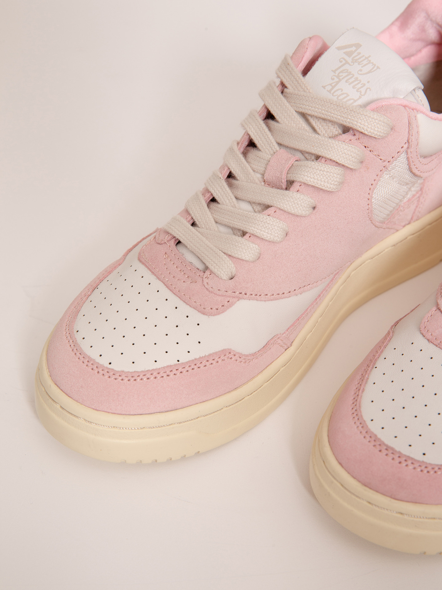 Detailansicht von Sneaker aus Leder von AUTRY