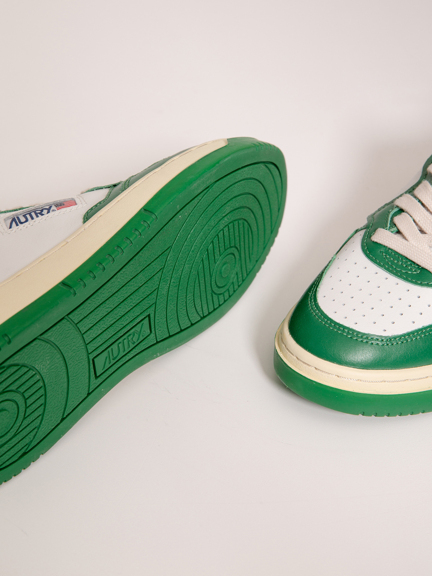 Detailansicht von Sneaker aus Leder von AUTRY