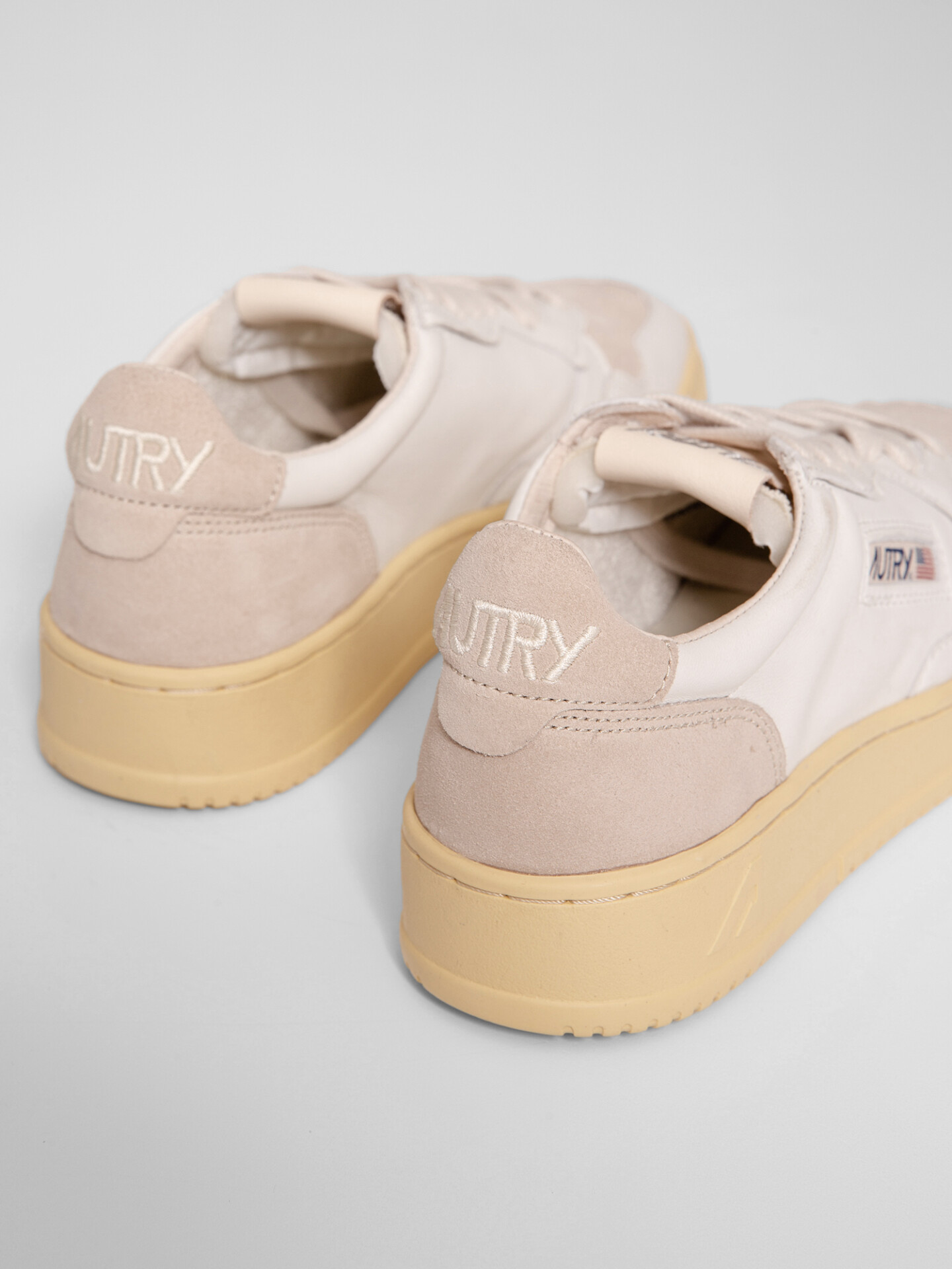 Detailansicht von Sneaker aus Leder von AUTRY