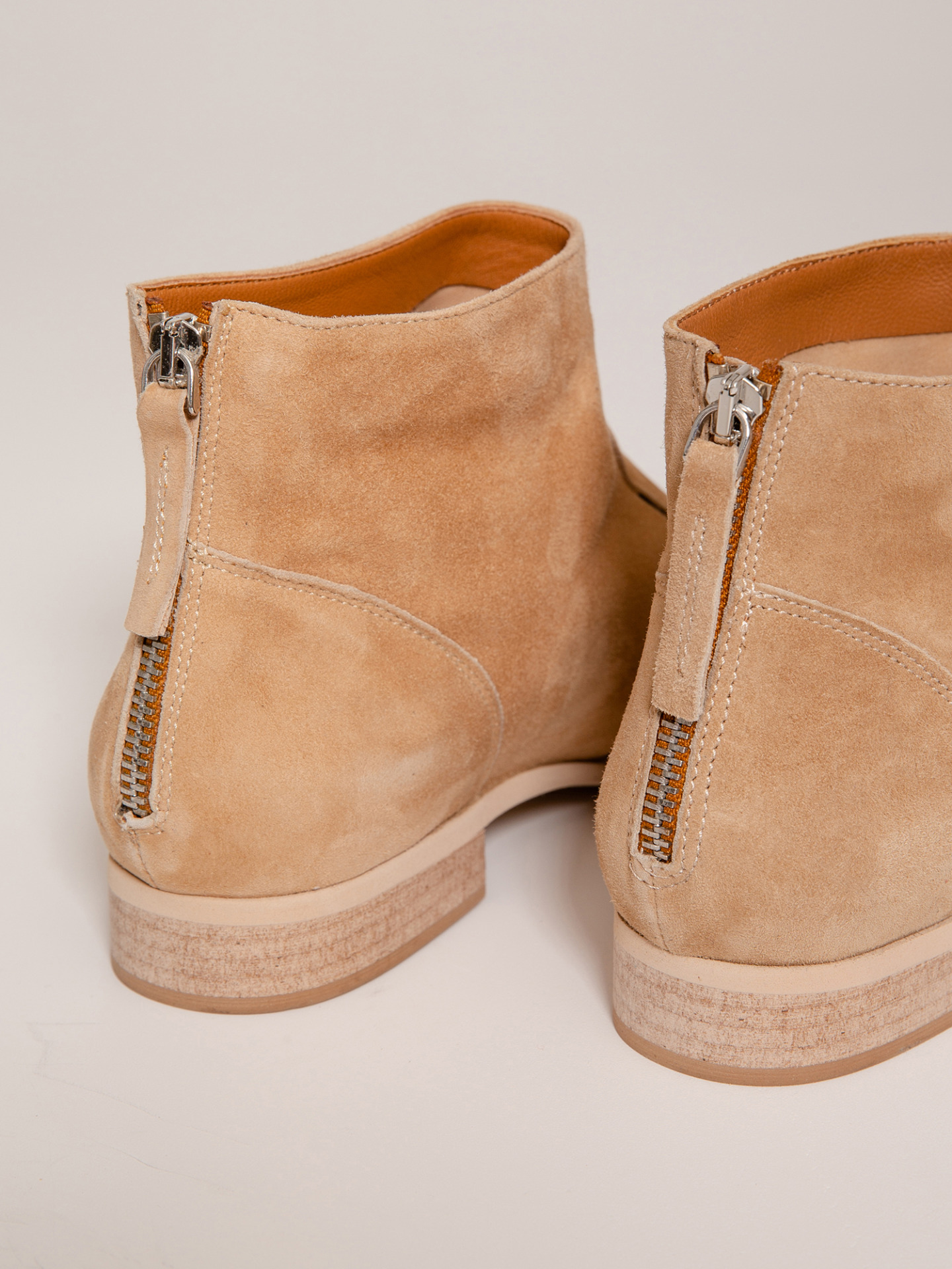 Detailansicht von Stiefelette aus Veloursleder von THEA MIKA