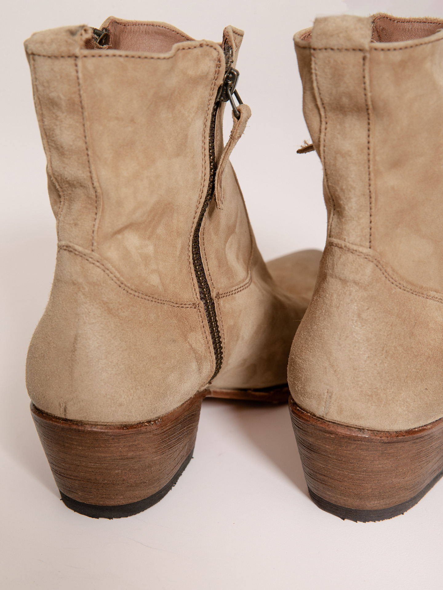 Detailansicht von Stiefelette aus Veloursleder von CORDWAINER