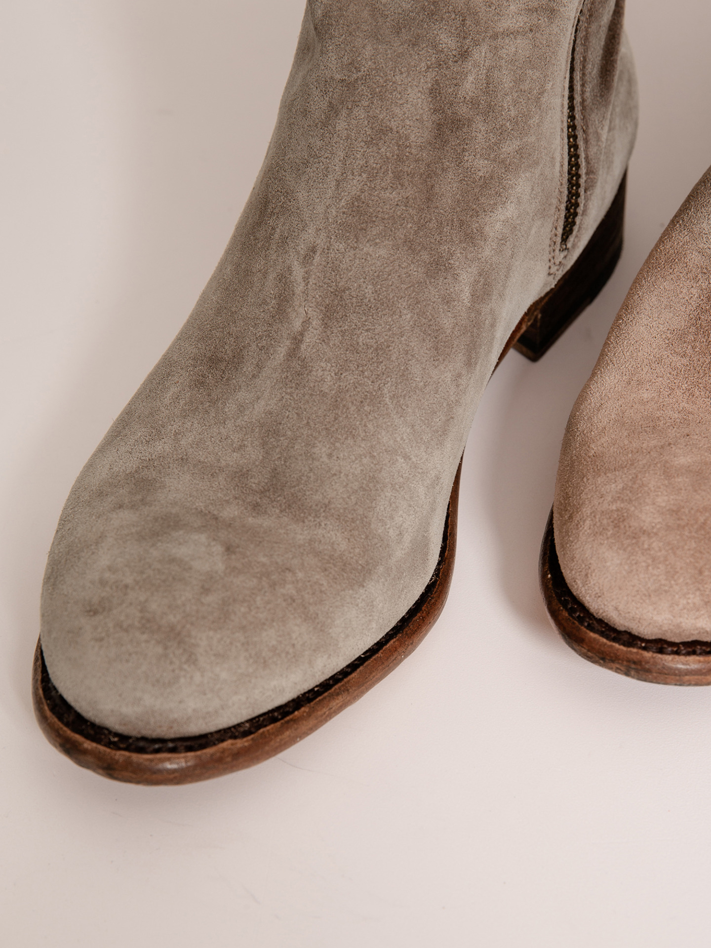 Detailansicht von Stiefelette aus Veloursleder von CORDWAINER