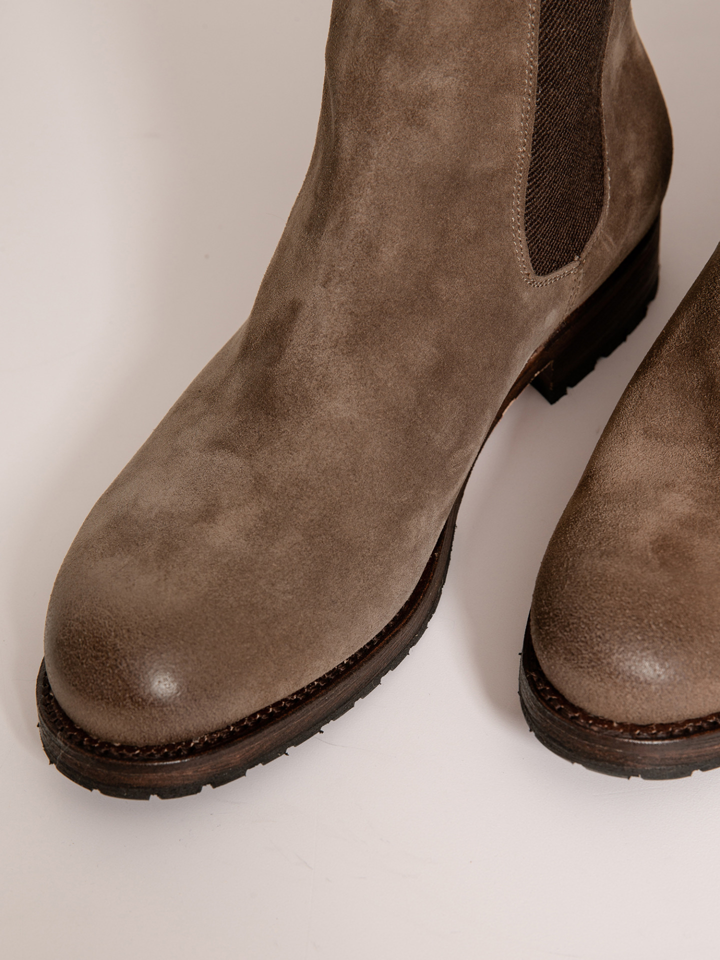 Detailansicht von Stiefelette aus Veloursleder von CORDWAINER