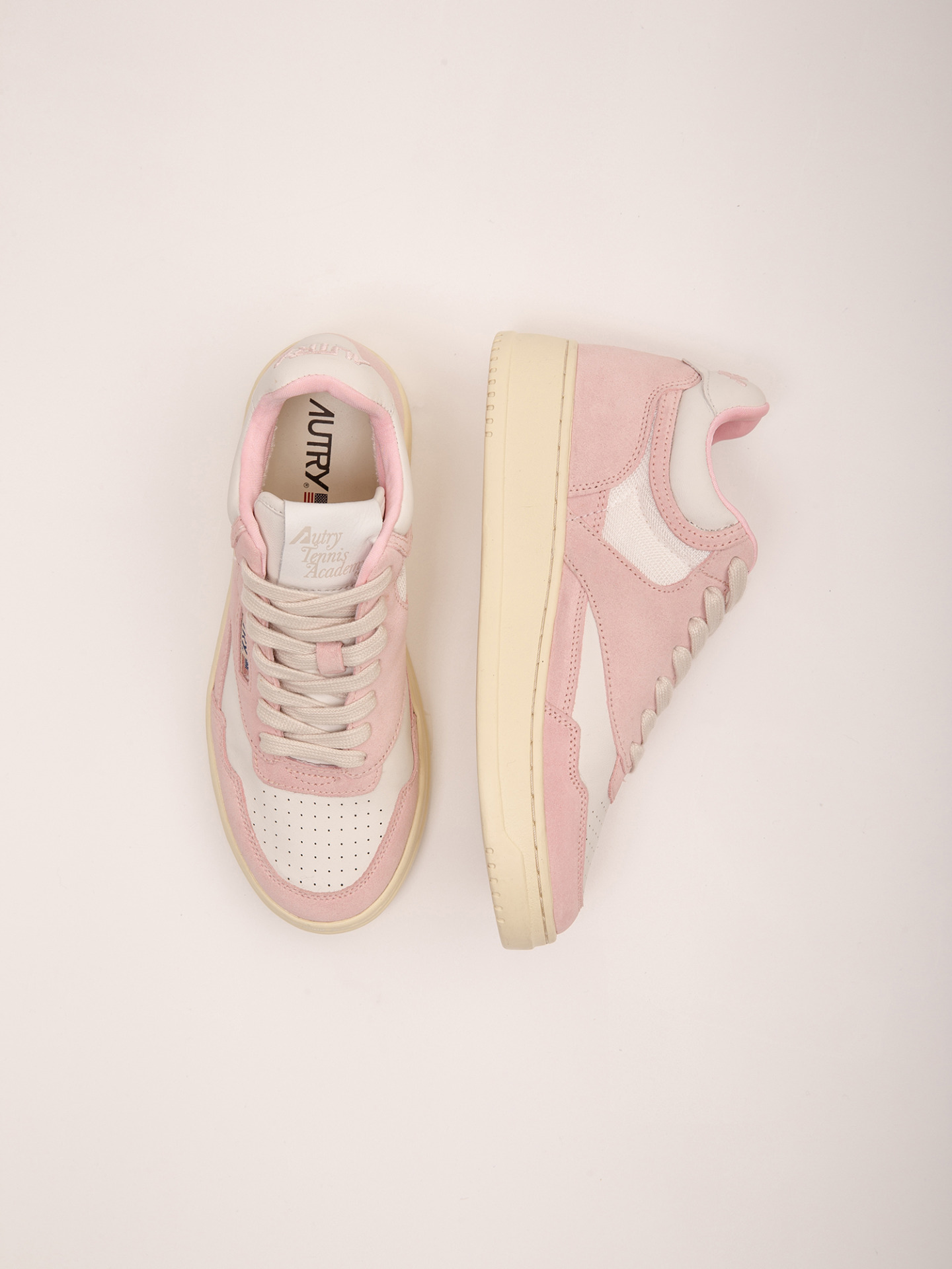 Detailansicht von Sneaker aus Leder von AUTRY