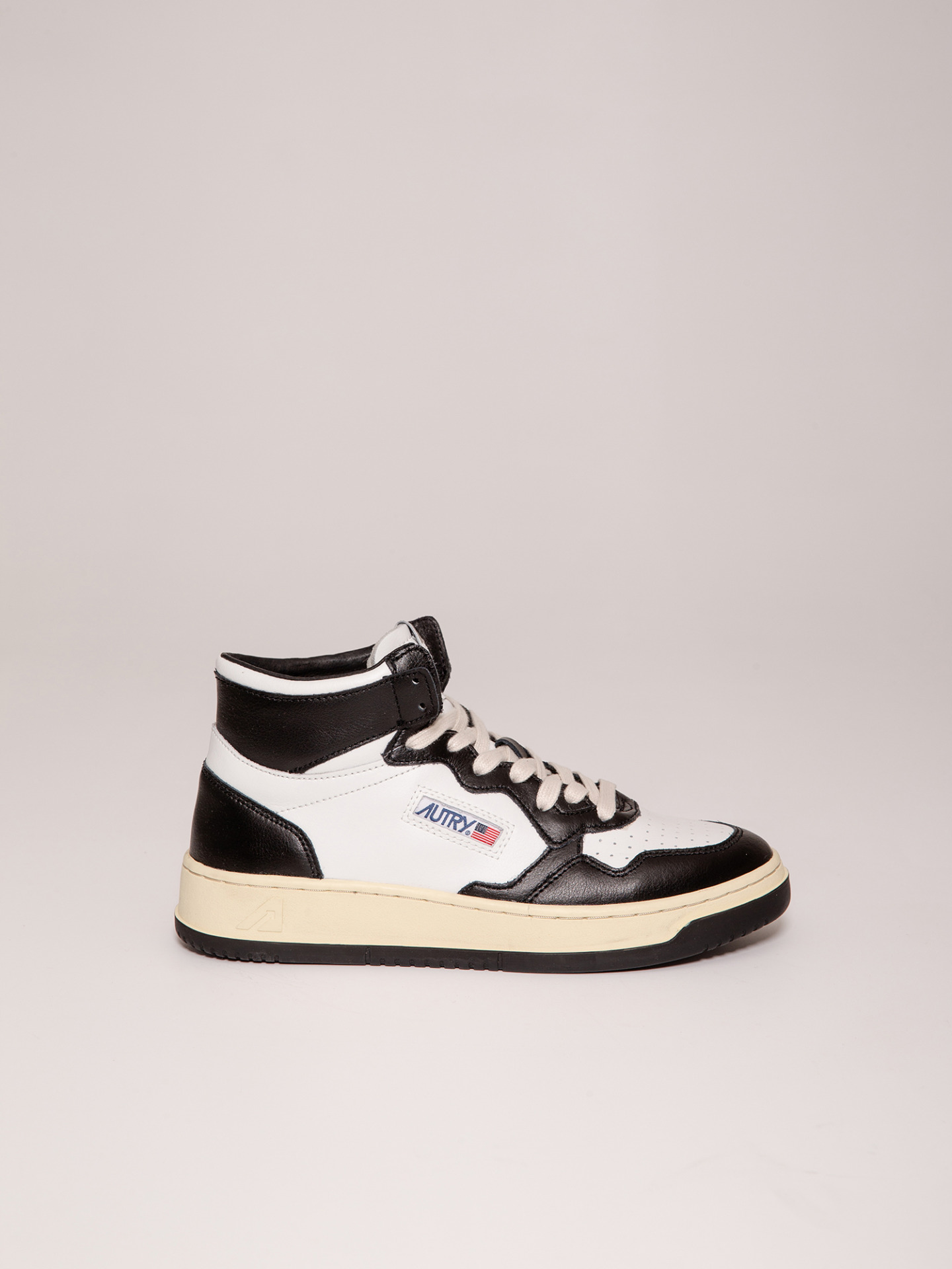 Detailansicht von Hoher Sneaker aus Leder von AUTRY