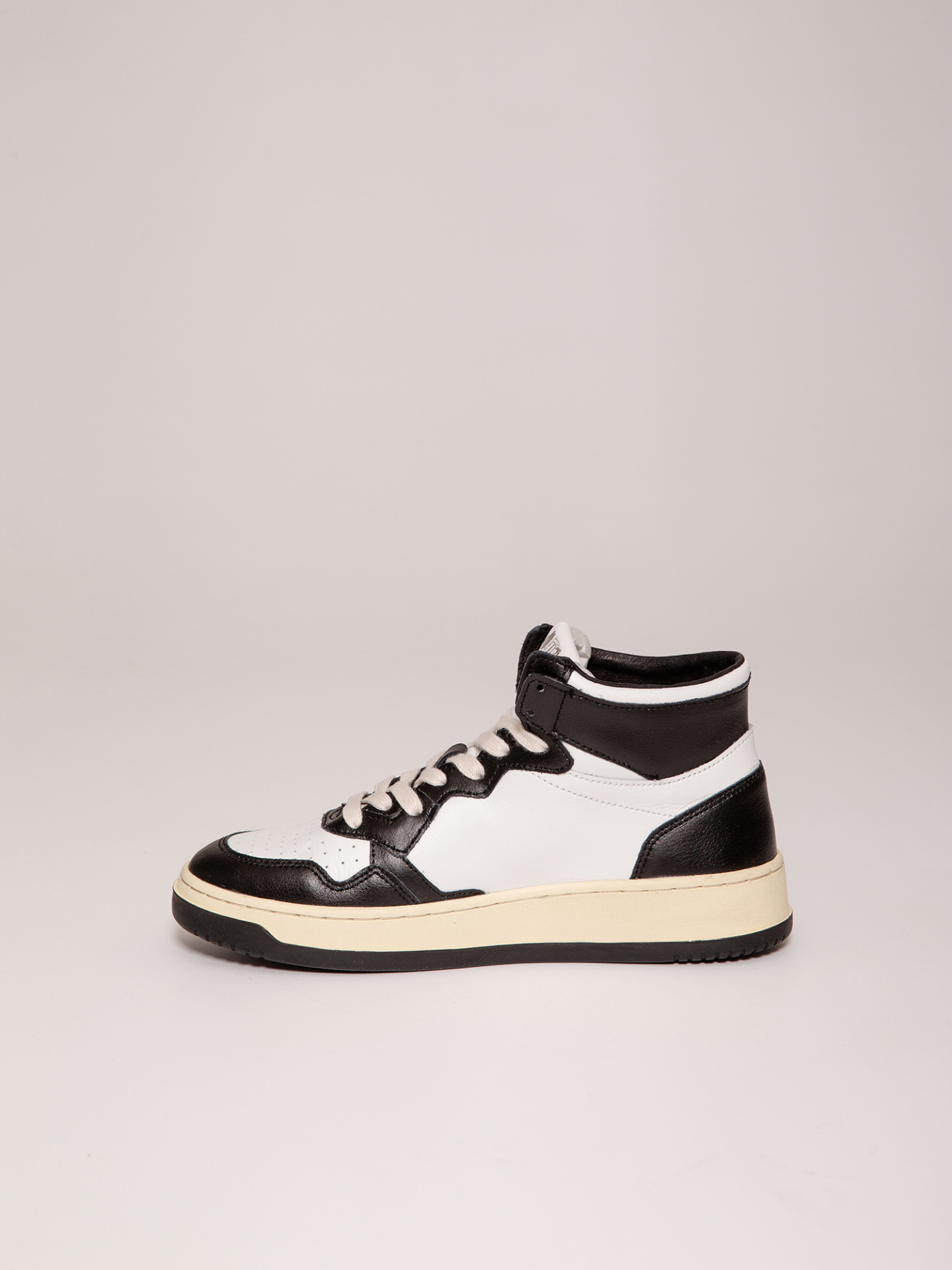 Detailansicht von Hoher Sneaker aus Leder von AUTRY