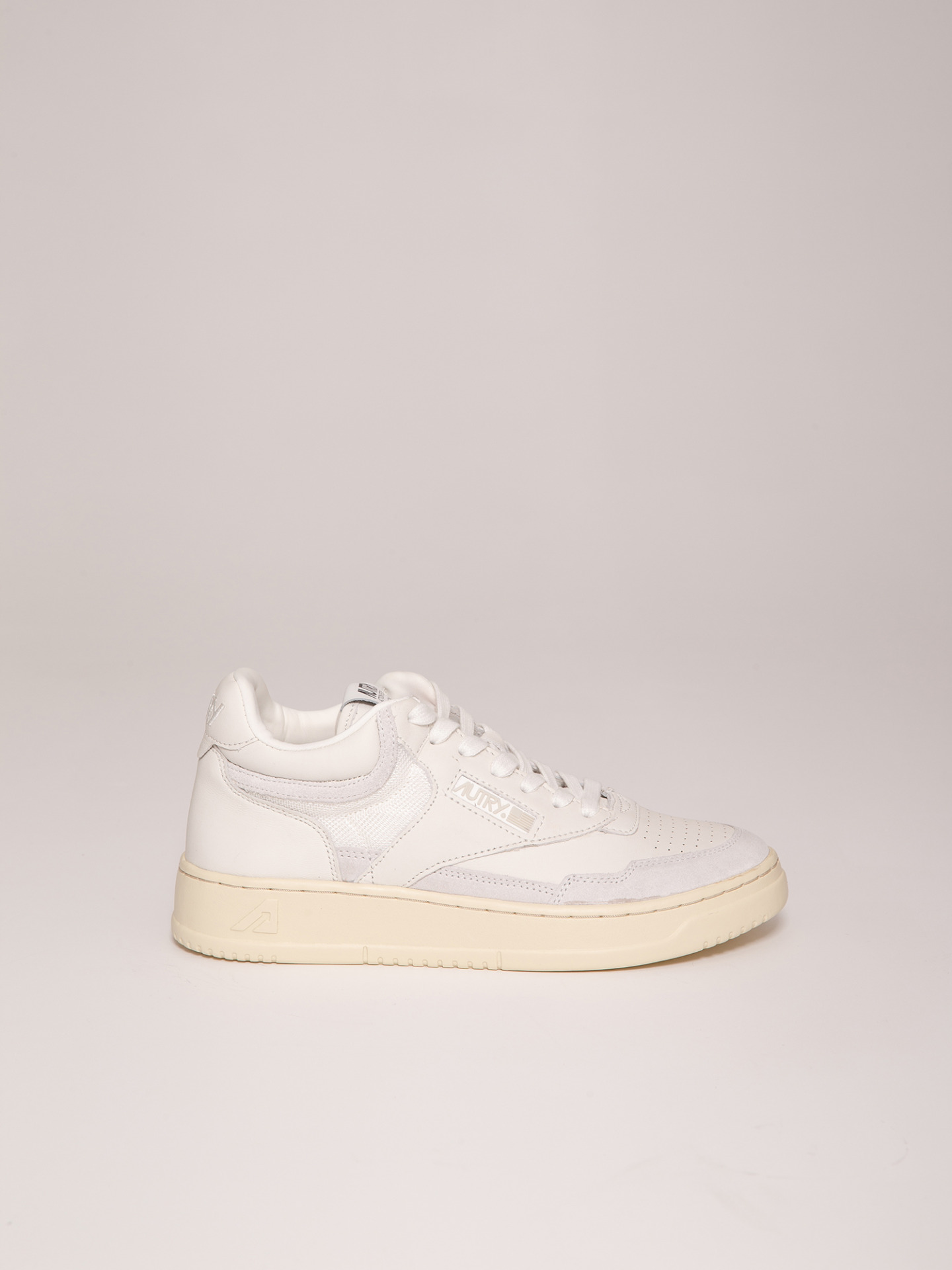 Detailansicht von Sneaker aus Leder von AUTRY