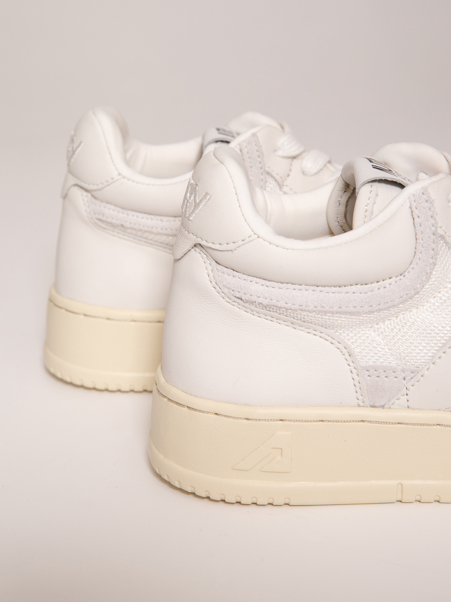 Detailansicht von Sneaker aus Leder von AUTRY