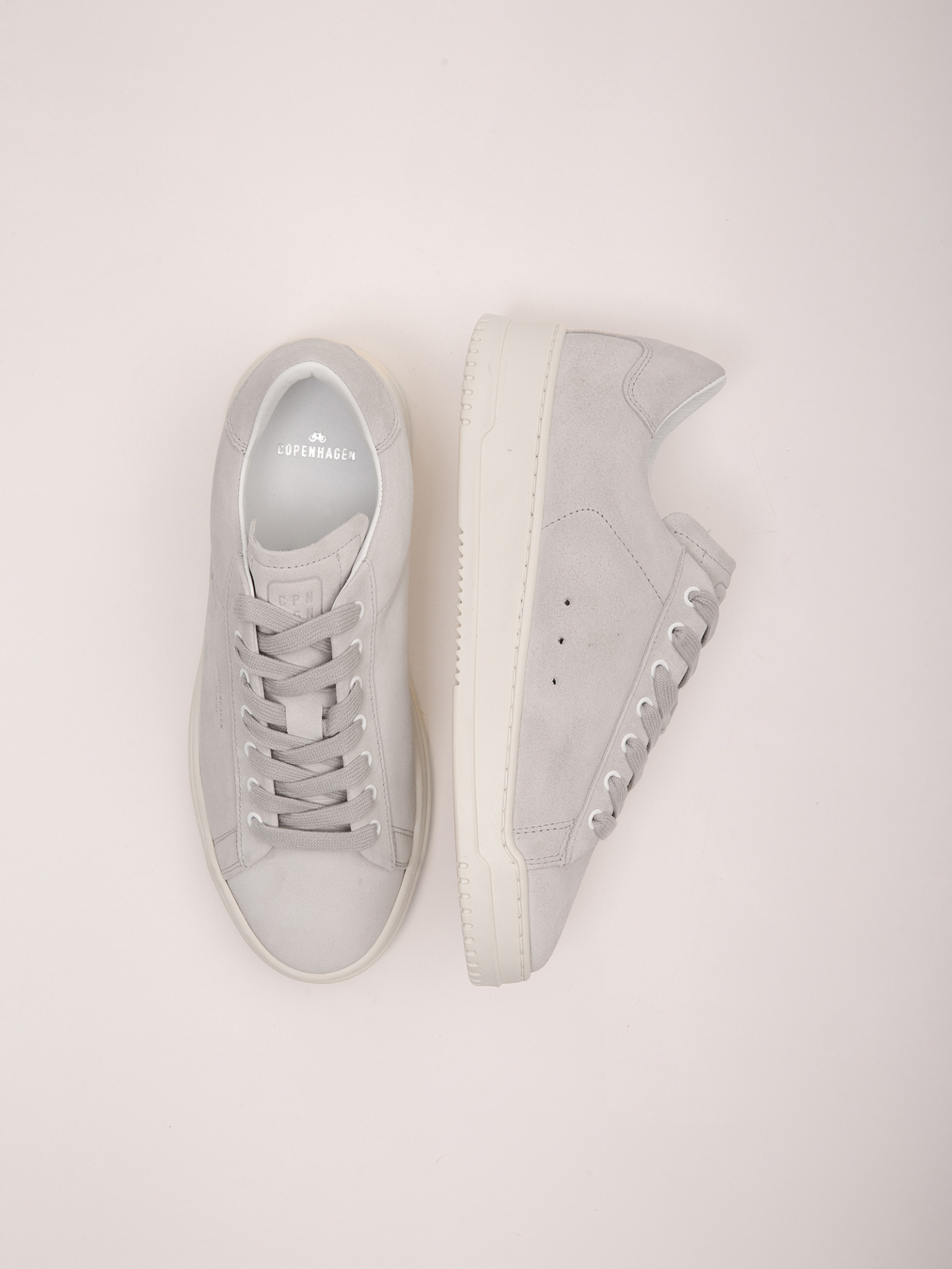 Detailansicht von Sneaker aus Veloursleder von COPENHAGEN