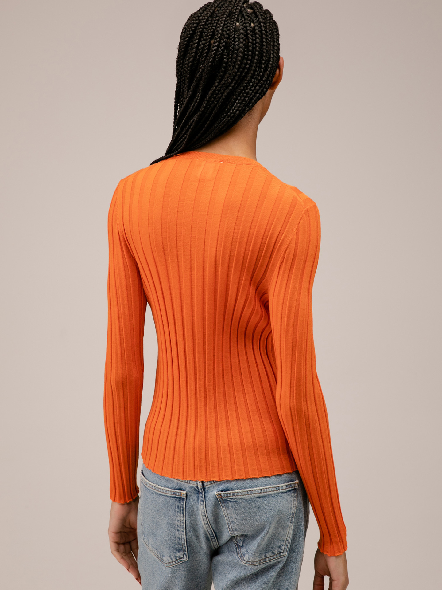 Detailansicht von Rippstrickpullover aus Wolle von AVANT TOI