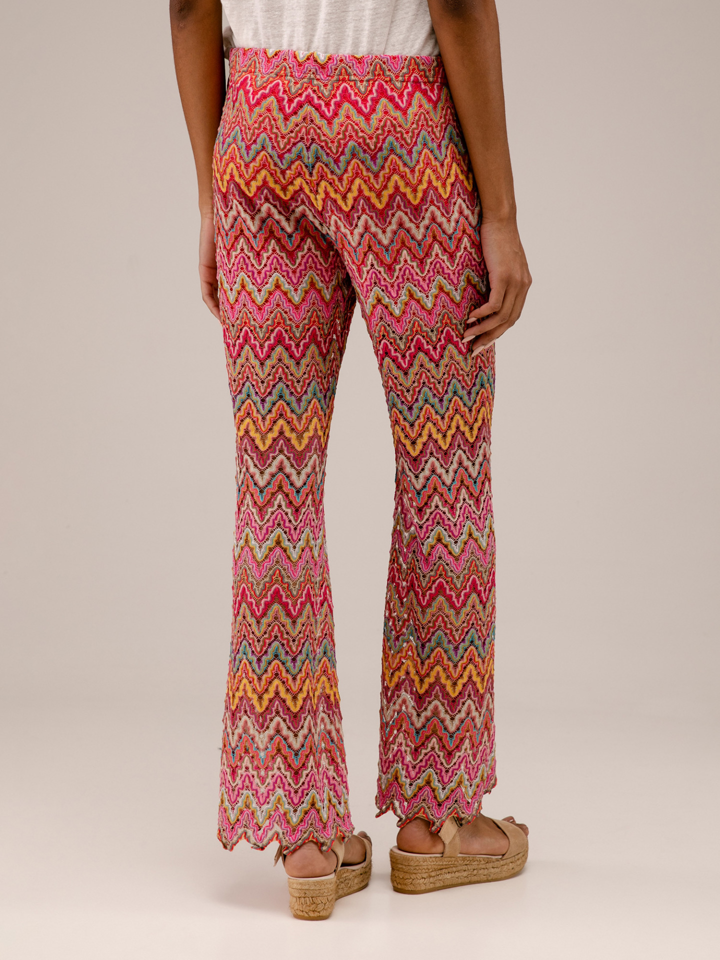 Detailansicht von Flared Hose von ANA ALCAZAR