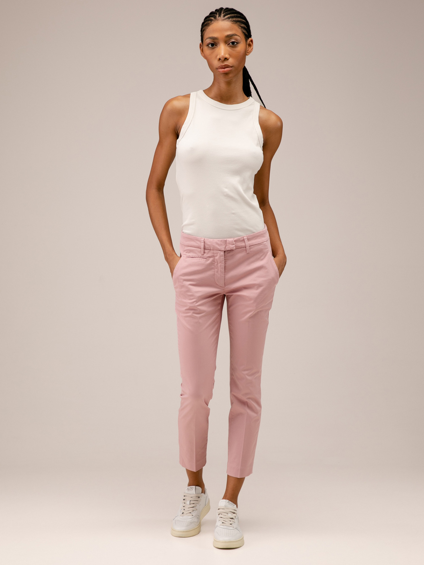 Detailansicht von Cropped Chinohose aus Baumwolle von DONDUP