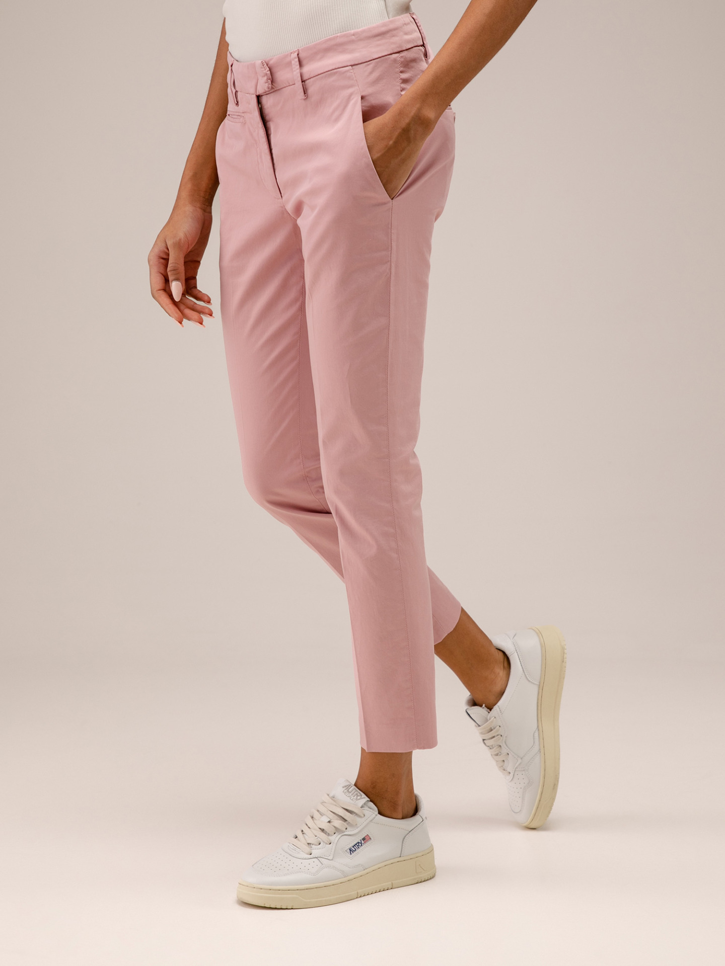 Detailansicht von Cropped Chinohose aus Baumwolle von DONDUP