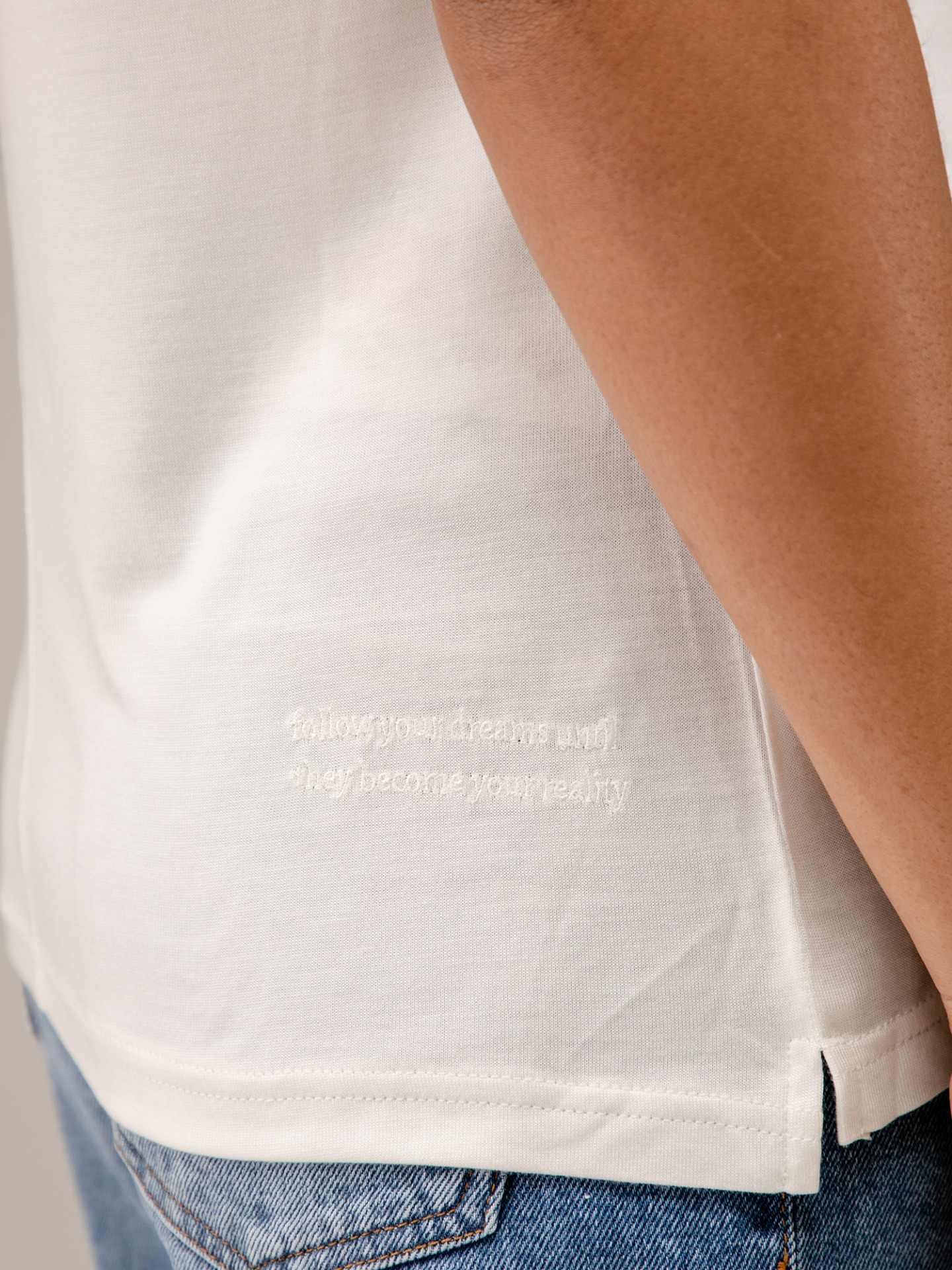 Detailansicht von T-Shirt von ELIAS RUMELIS