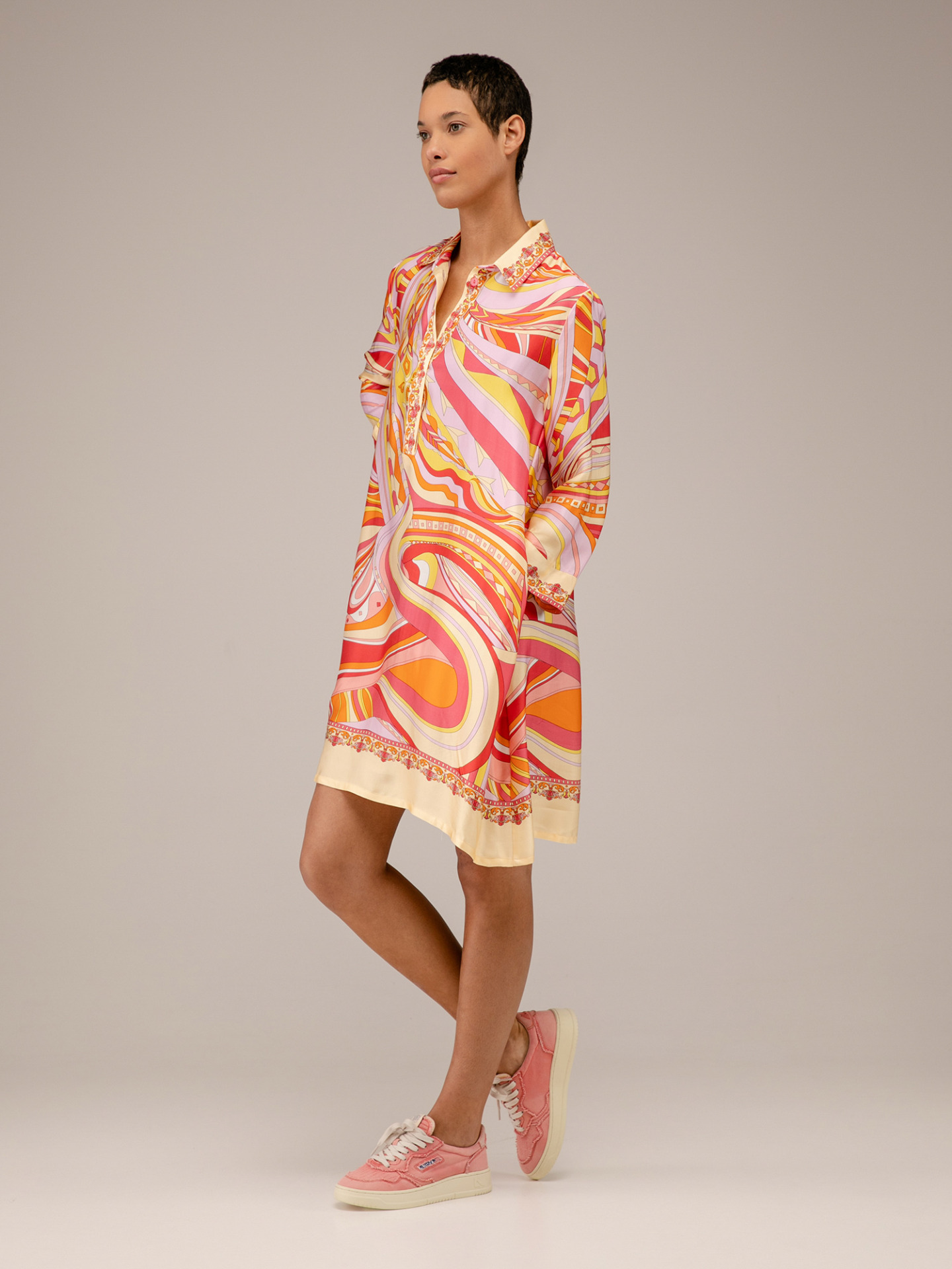 Detailansicht von Kurzes Blusenkleid von ANA ALCAZAR