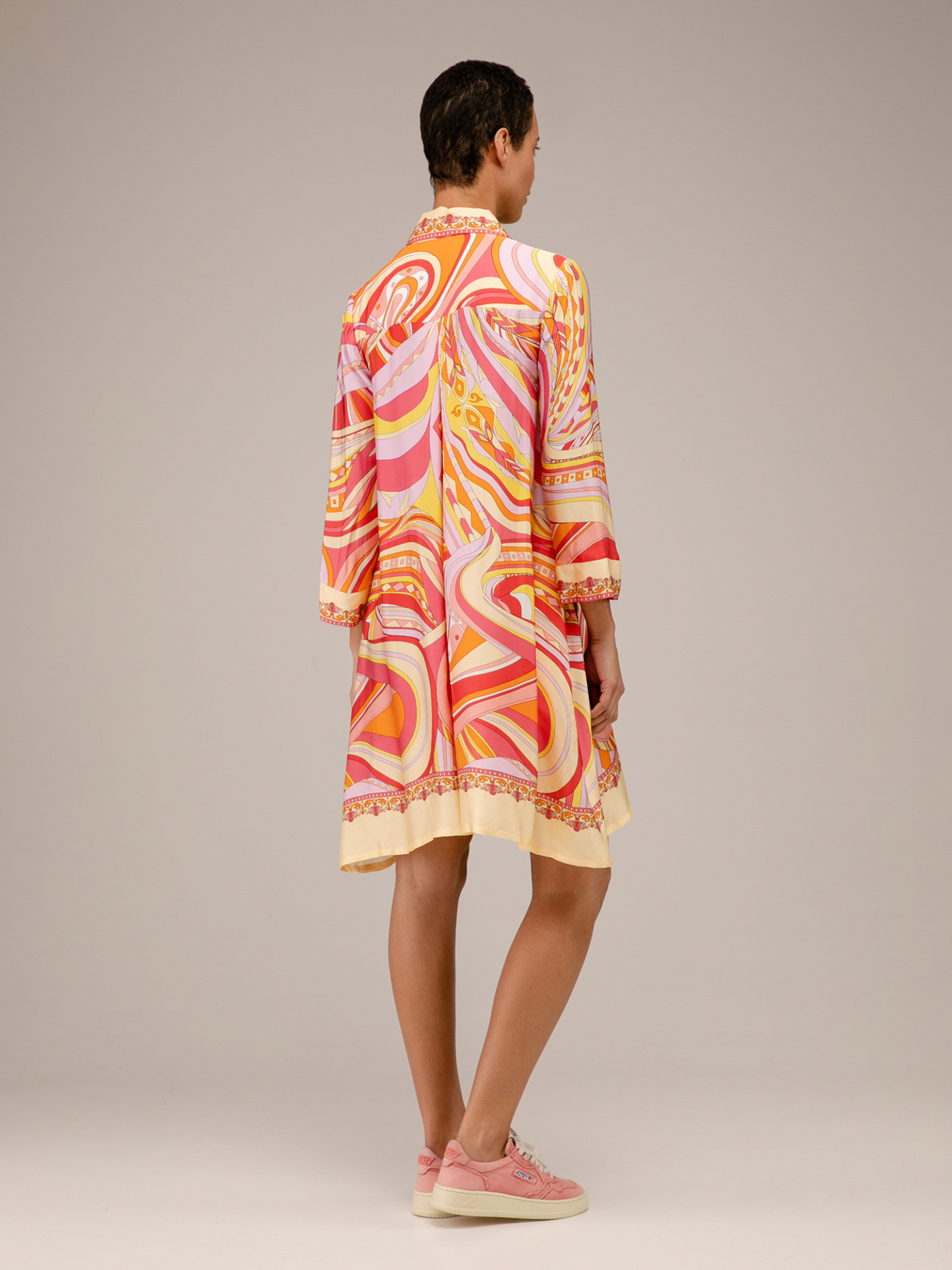 Detailansicht von Kurzes Blusenkleid von ANA ALCAZAR