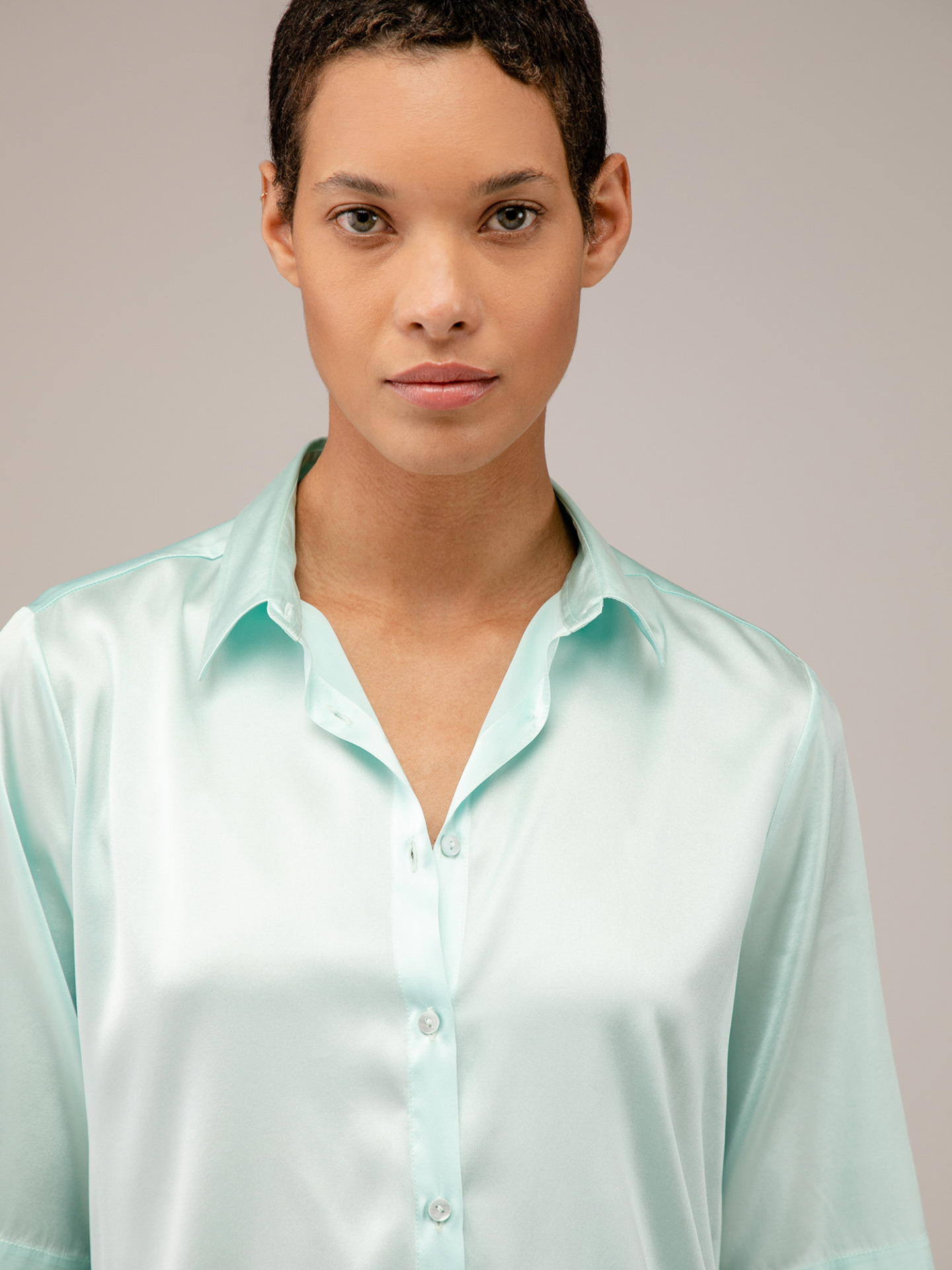 Detailansicht von Kurzarm-Bluse von HER SHIRT