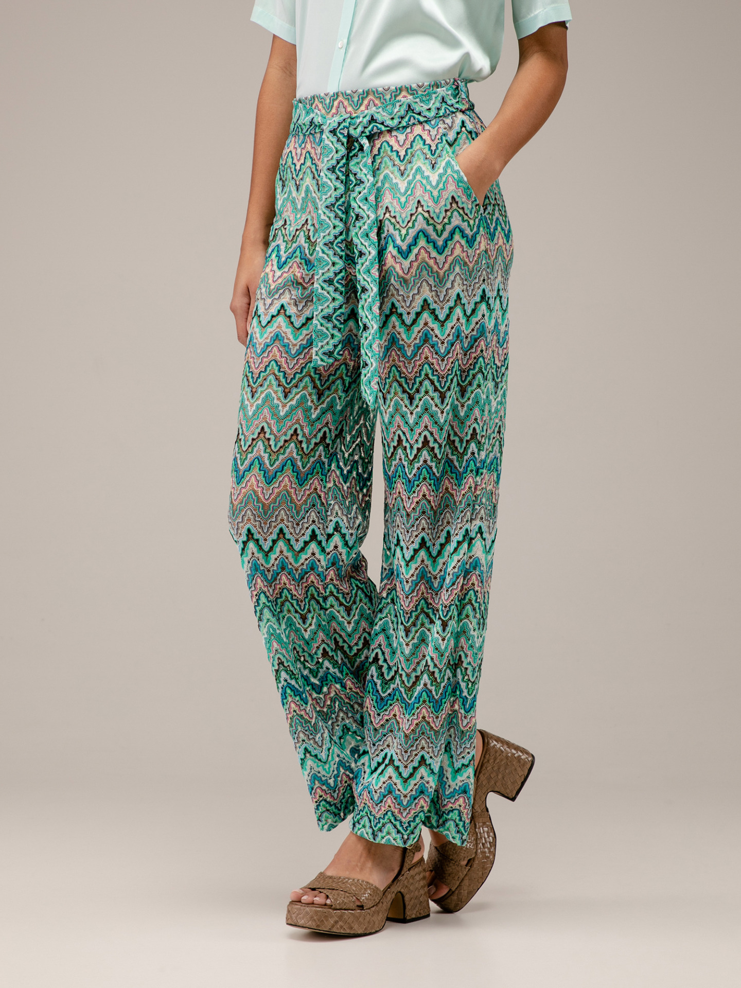 Detailansicht von Flared Hose von ANA ALCAZAR