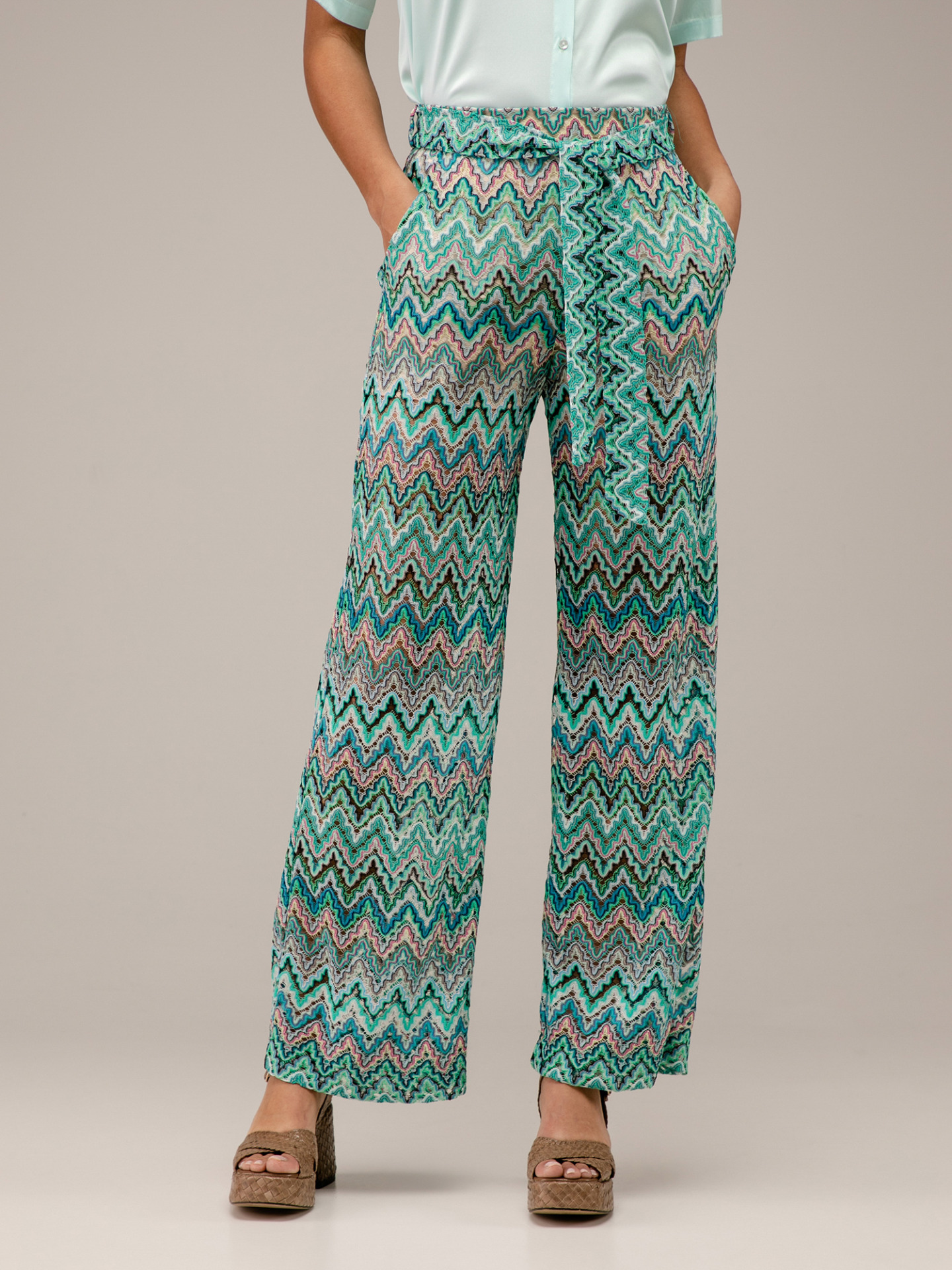 Detailansicht von Flared Hose von ANA ALCAZAR