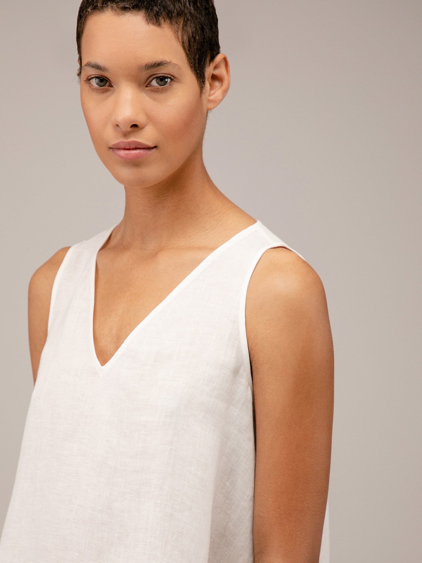 Detailansicht von Blusentop aus Leinen von ANTONELLI