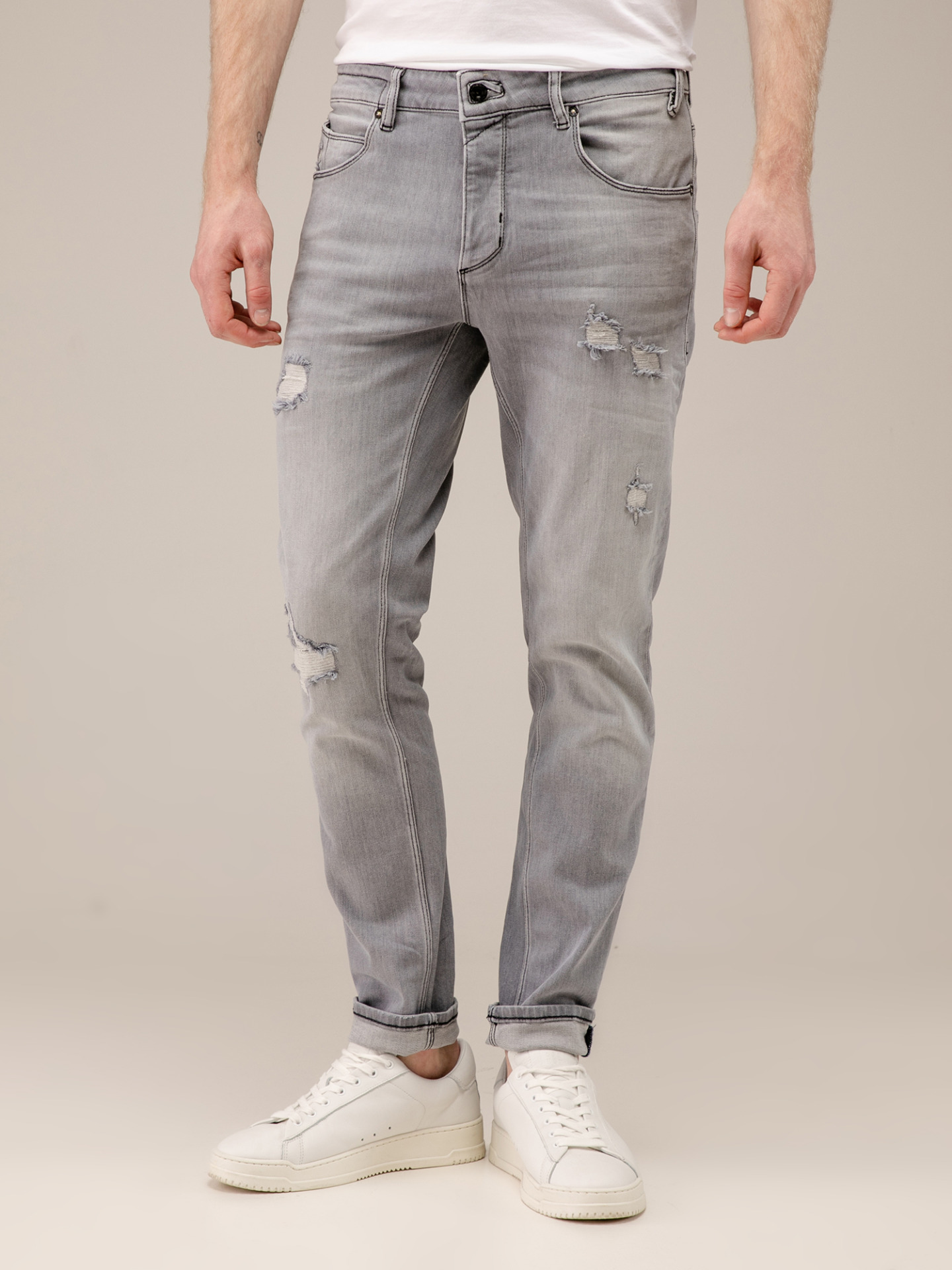 Detailansicht von Destroyed Slim Fit Jeans von GABBA