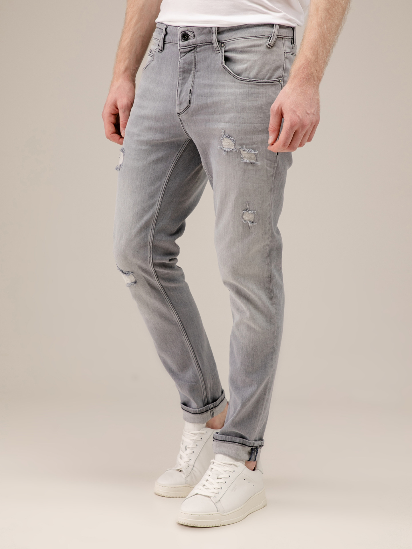 Detailansicht von Destroyed Slim Fit Jeans von GABBA