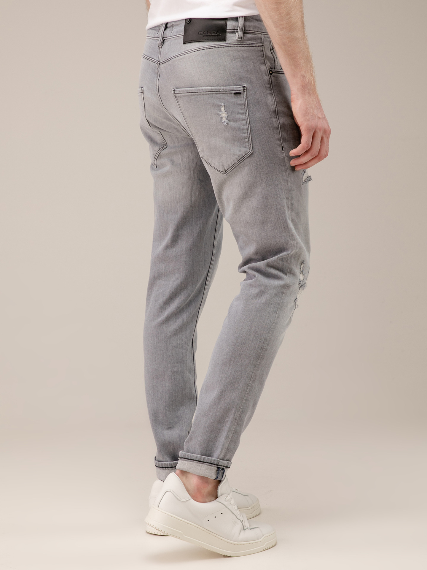 Detailansicht von Destroyed Slim Fit Jeans von GABBA