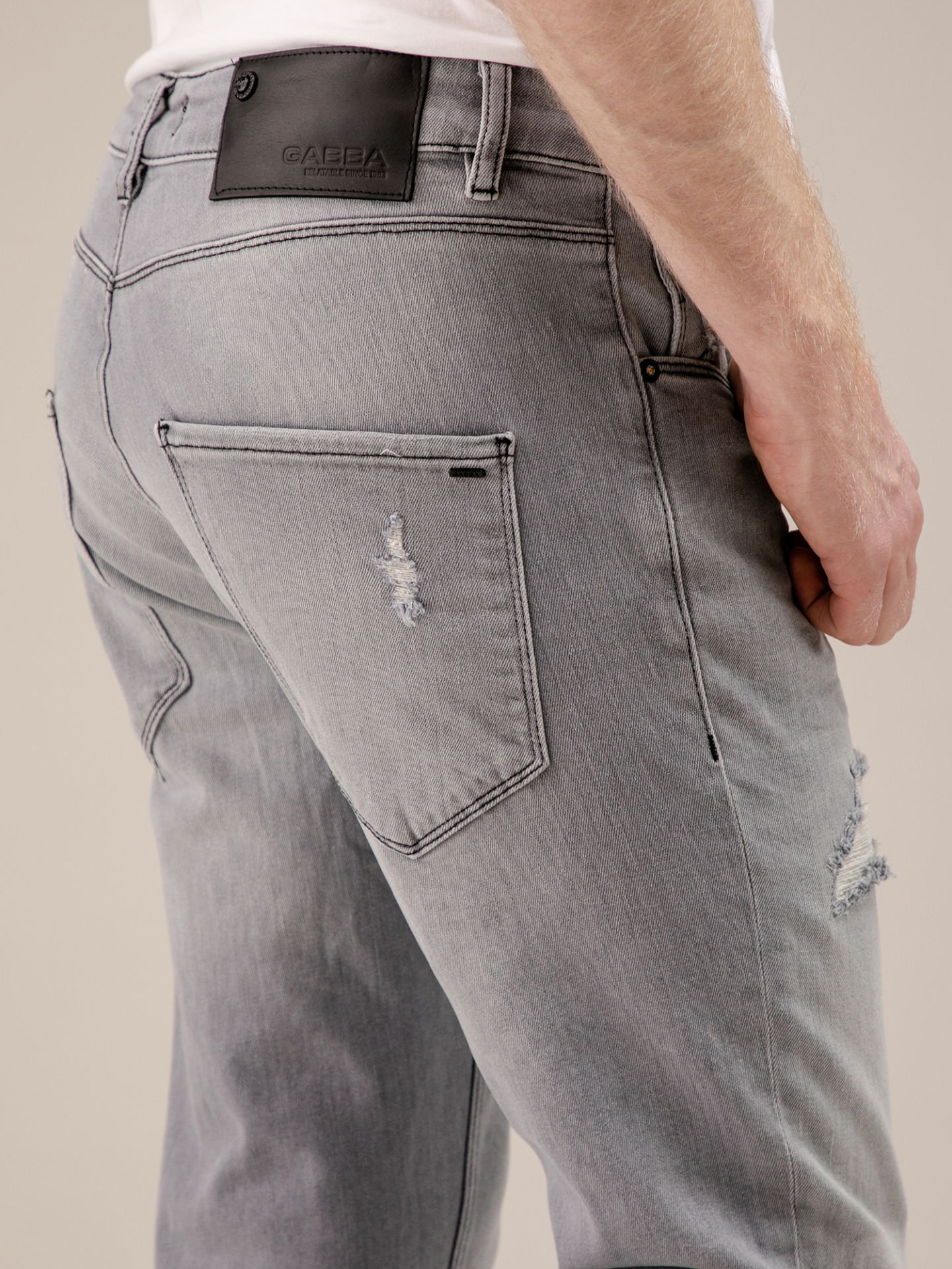 Detailansicht von Destroyed Slim Fit Jeans von GABBA