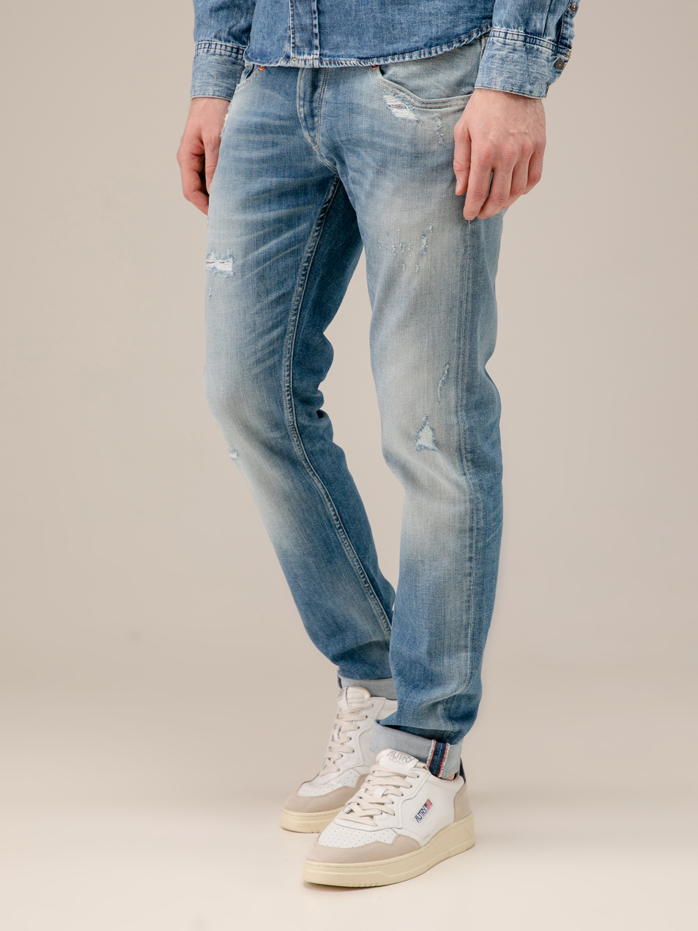 Detailansicht von Destroyed Slim Fit Jeans von LE TEMPS DES CERISES
