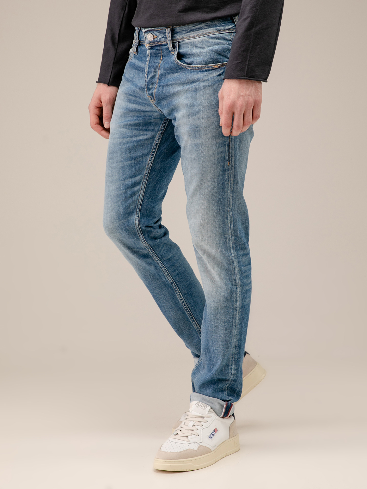 Detailansicht von Regular Fit Jeans mit Knopfleiste von LE TEMPS DES CERISES