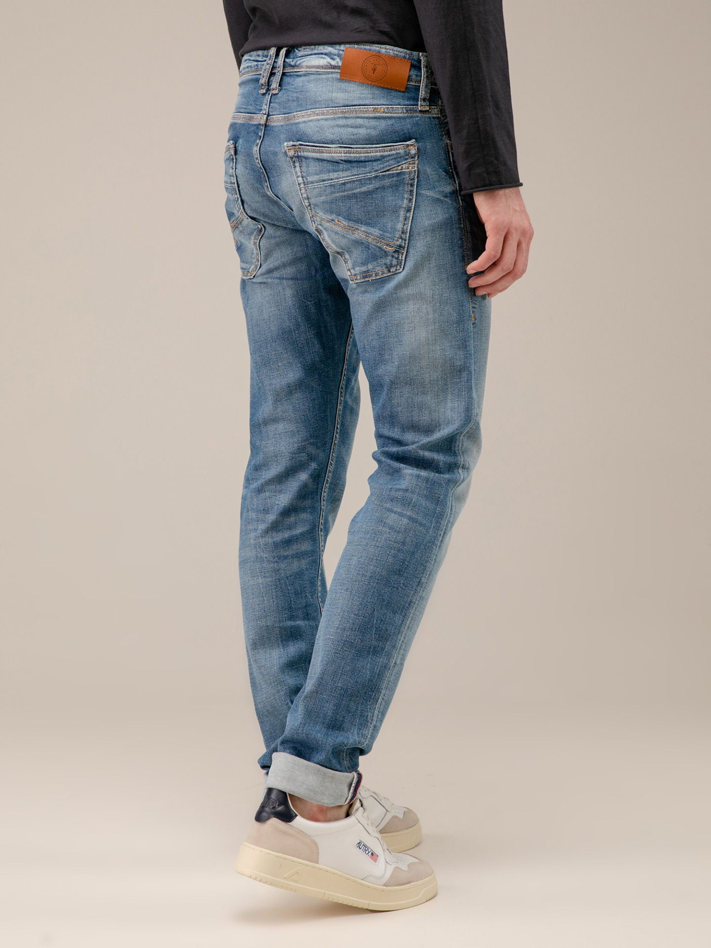 Detailansicht von Regular Fit Jeans mit Knopfleiste von LE TEMPS DES CERISES