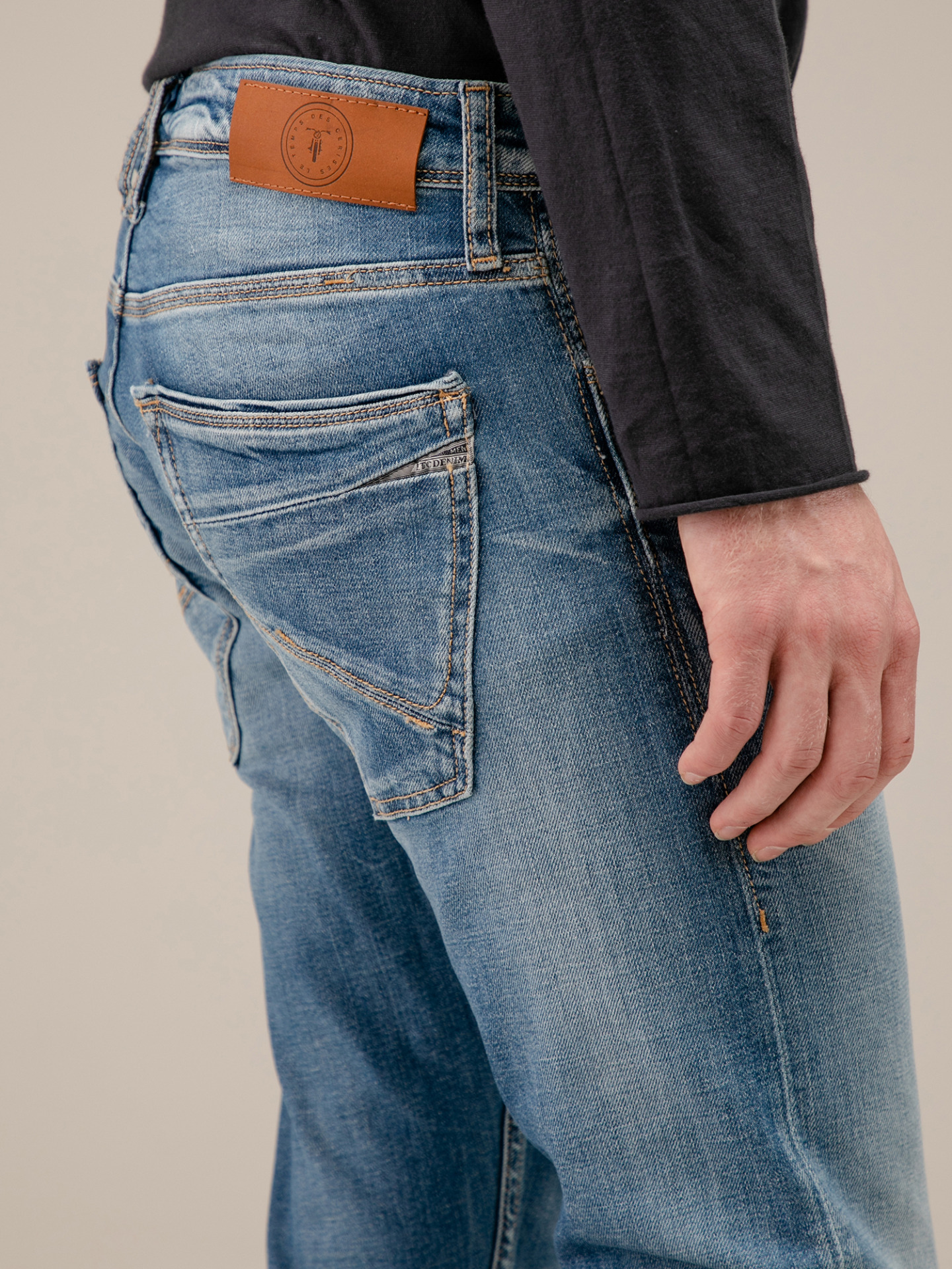 Detailansicht von Regular Fit Jeans mit Knopfleiste von LE TEMPS DES CERISES