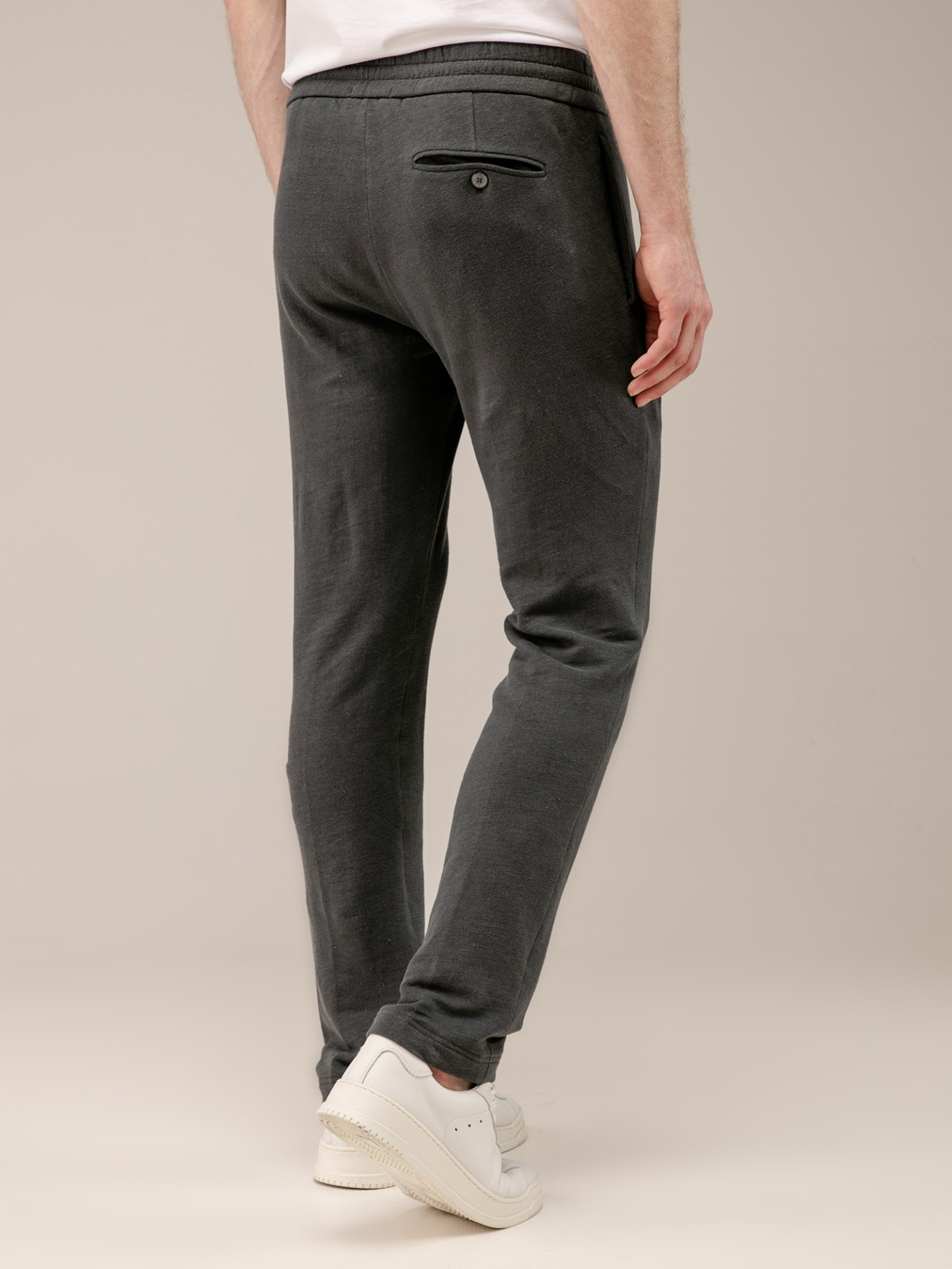 Detailansicht von Sweathose aus Leinen von STEFAN BRANDT