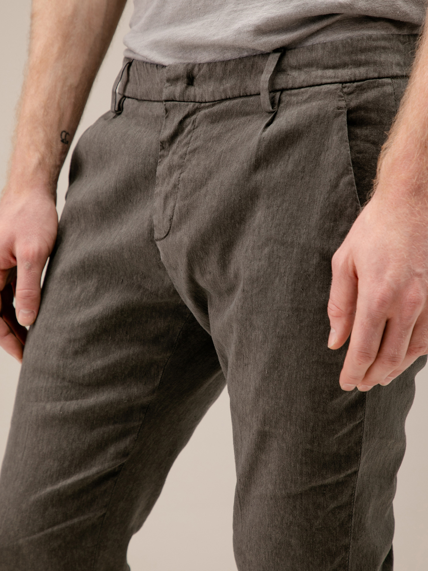 Detailansicht von Chinohose aus Leinen von DONDUP