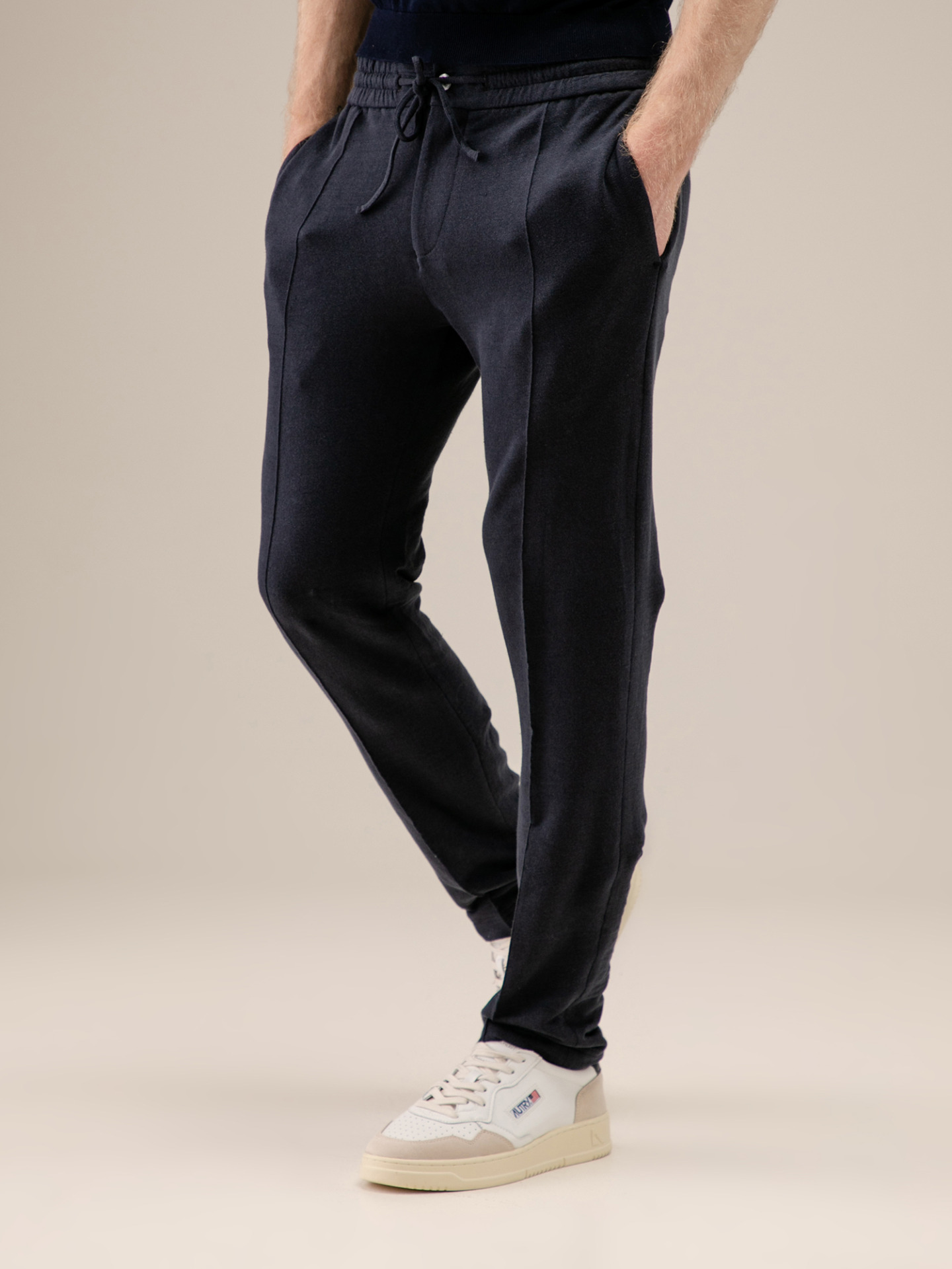 Detailansicht von Sweathose aus Leinen von STEFAN BRANDT