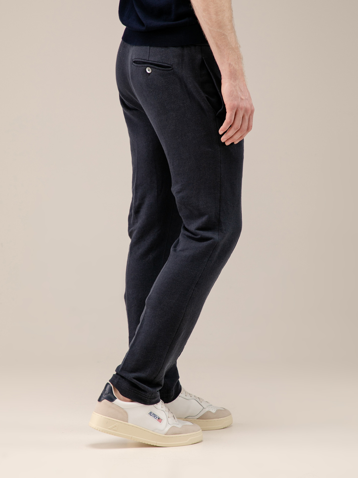 Detailansicht von Sweathose aus Leinen von STEFAN BRANDT