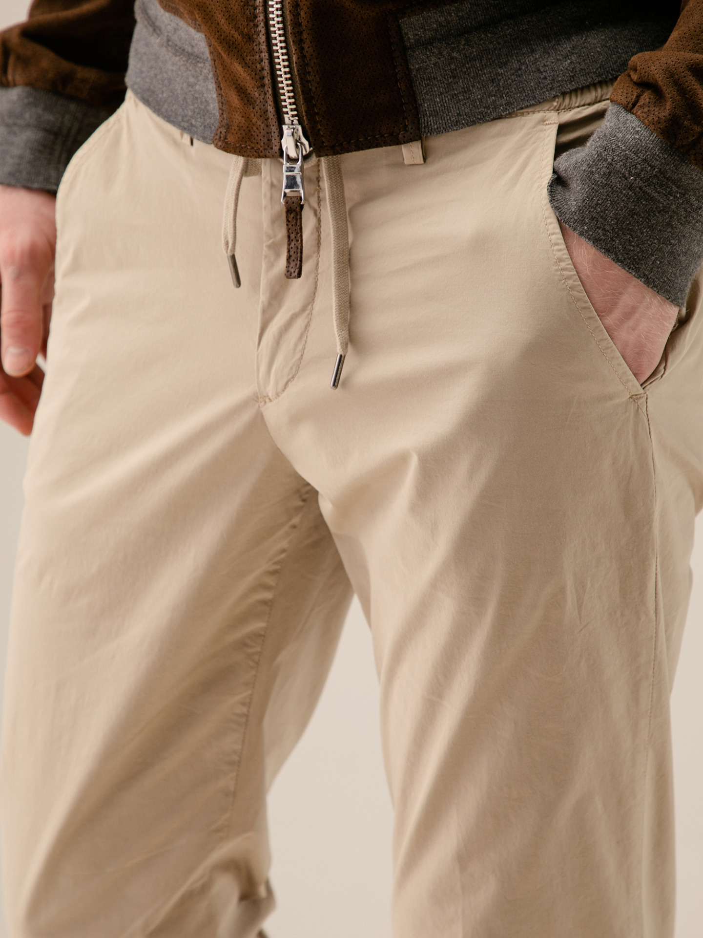 Detailansicht von Lässige Hose mit Tunnelzug von BRIGLIA