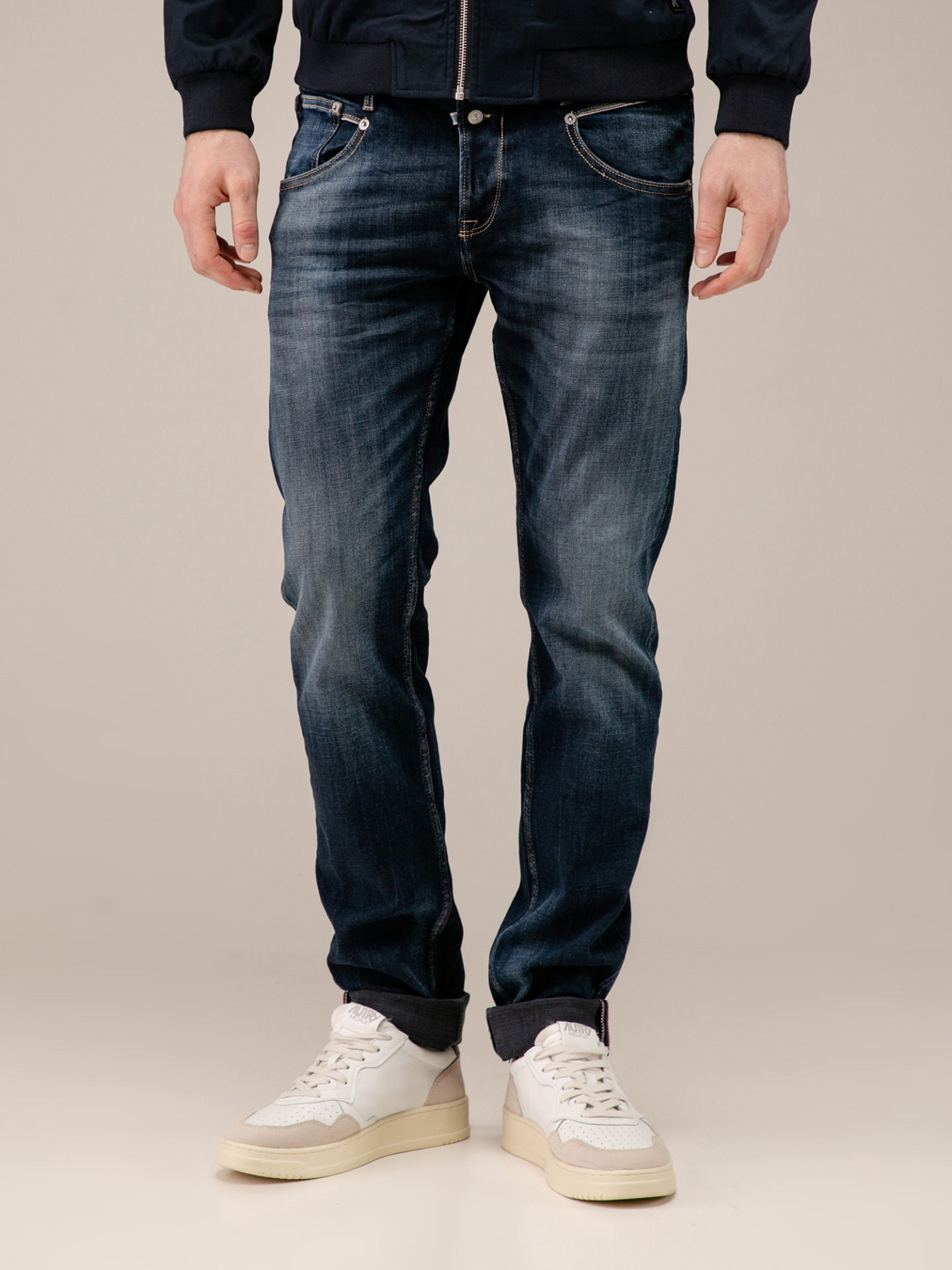 Detailansicht von Slim Fit Jeans mit Knopfleiste von LE TEMPS DES CERISES