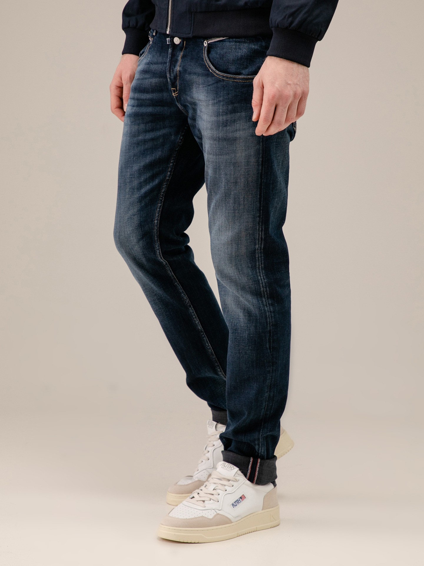 Detailansicht von Slim Fit Jeans mit Knopfleiste von LE TEMPS DES CERISES