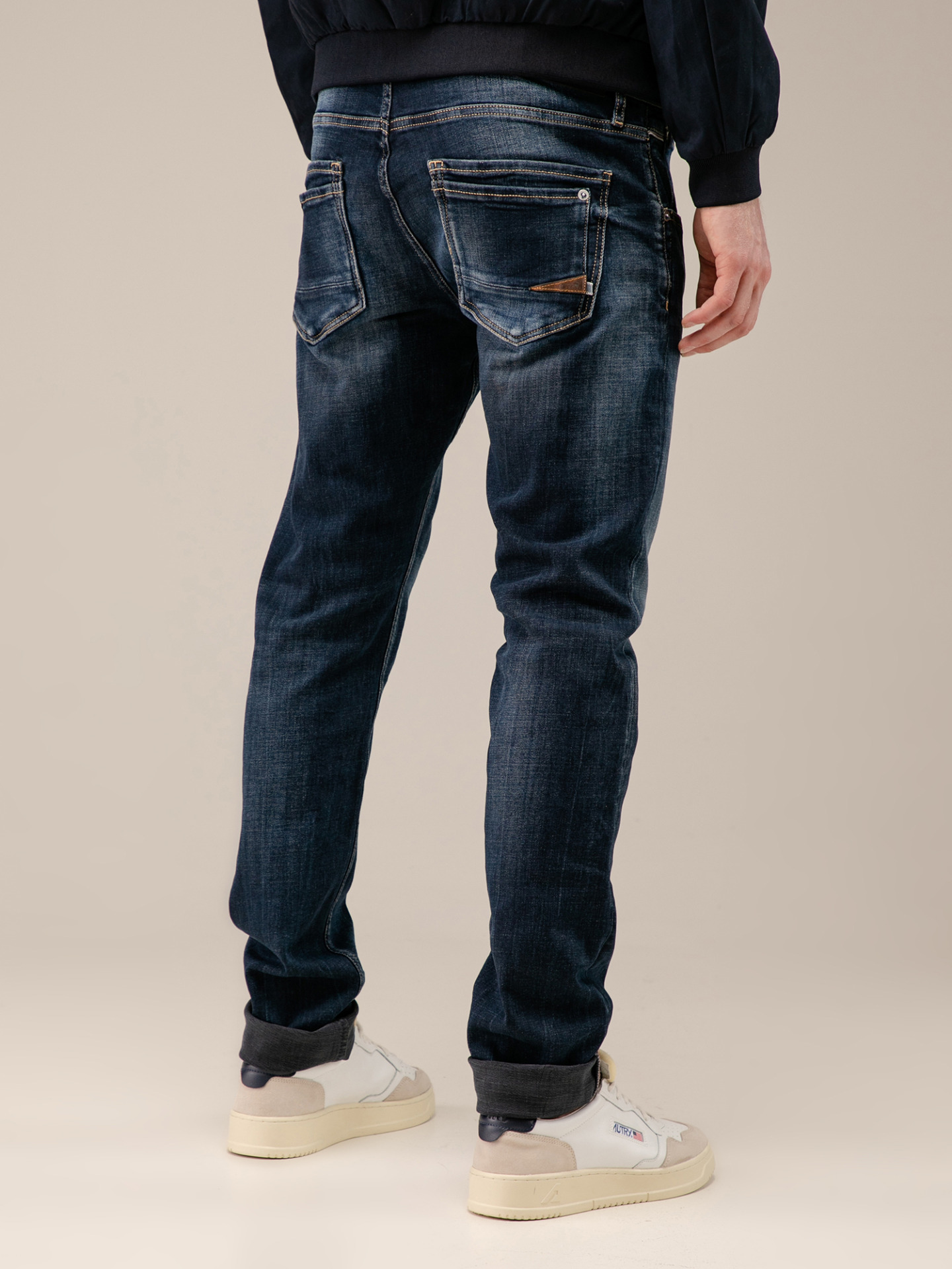 Detailansicht von Slim Fit Jeans mit Knopfleiste von LE TEMPS DES CERISES