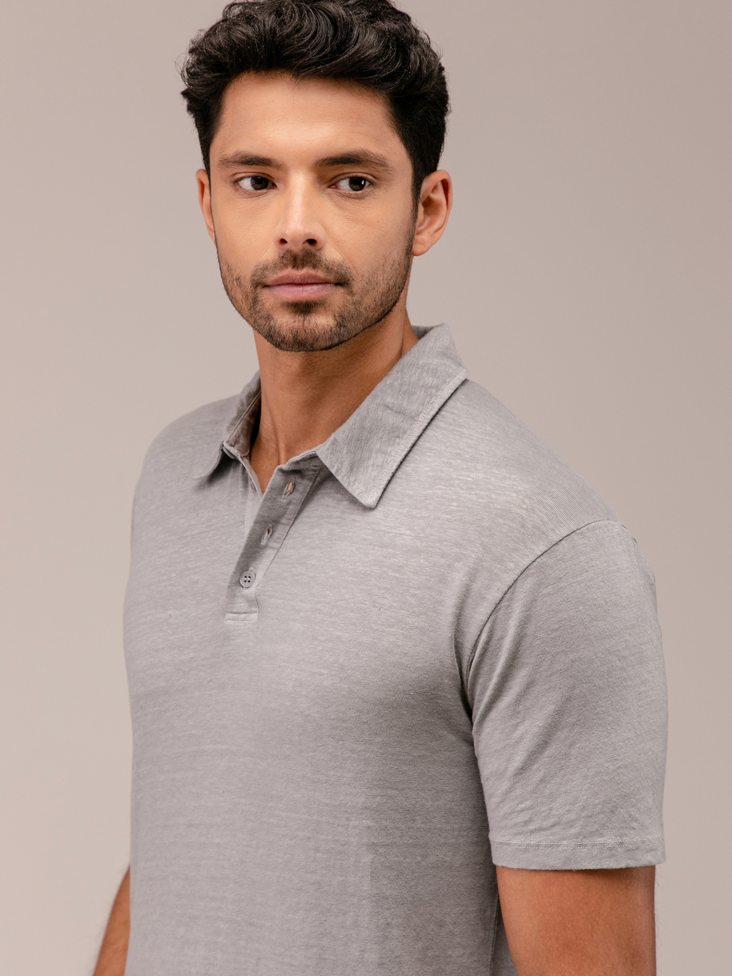 Detailansicht von Kurzarm-Poloshirt aus Leinen von WOOL & CO