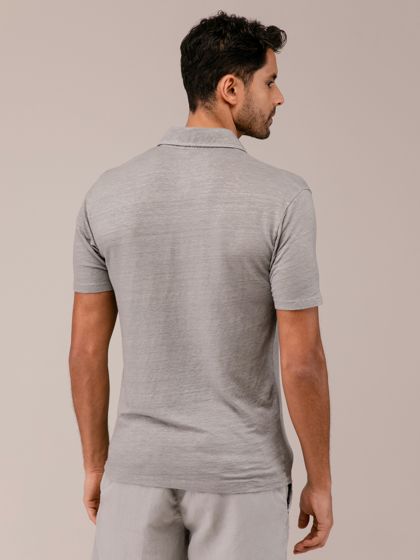 Detailansicht von Kurzarm-Poloshirt aus Leinen von WOOL & CO