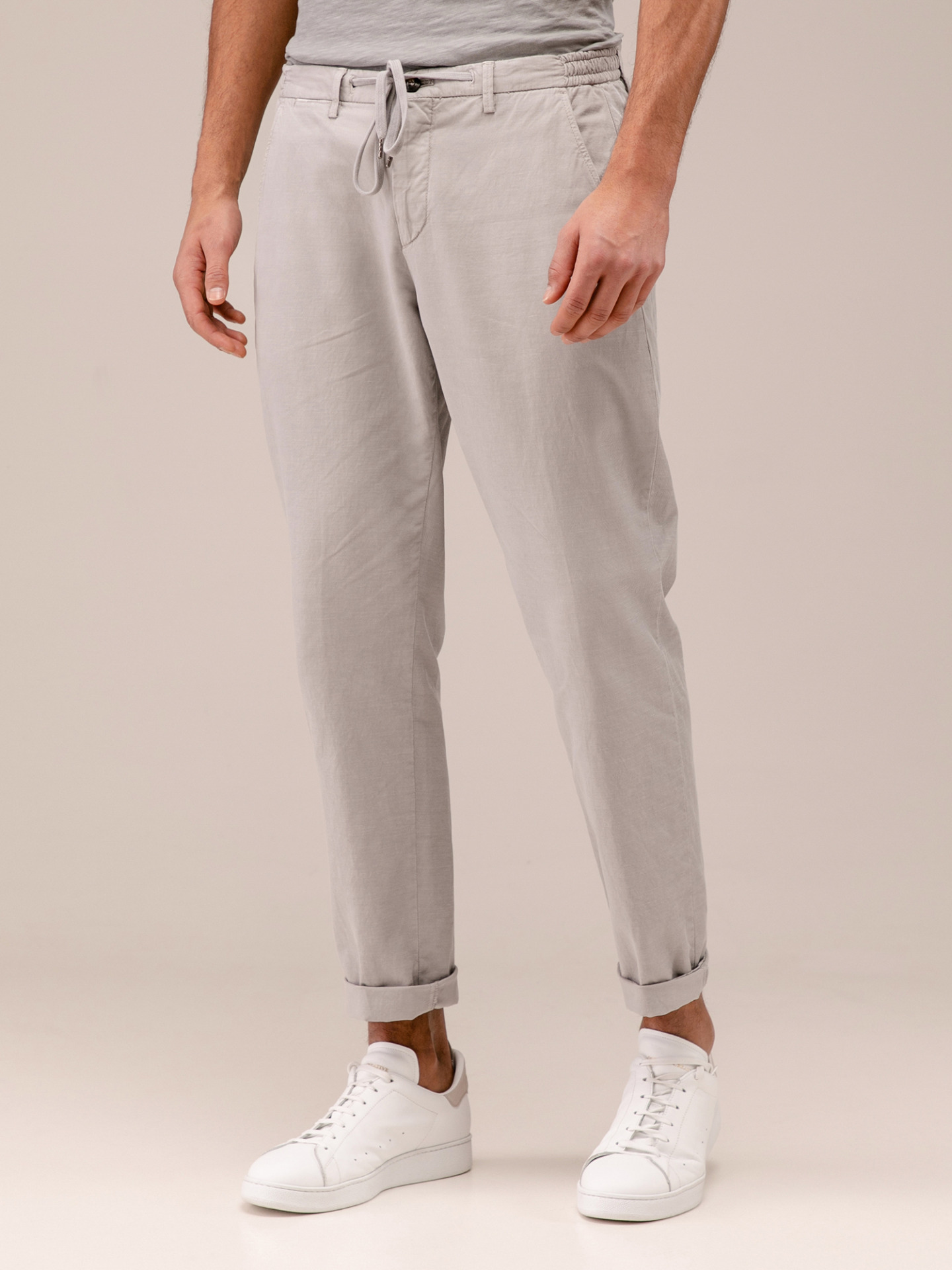 Detailansicht von Chinohose mit Tunnelzug von BRIGLIA